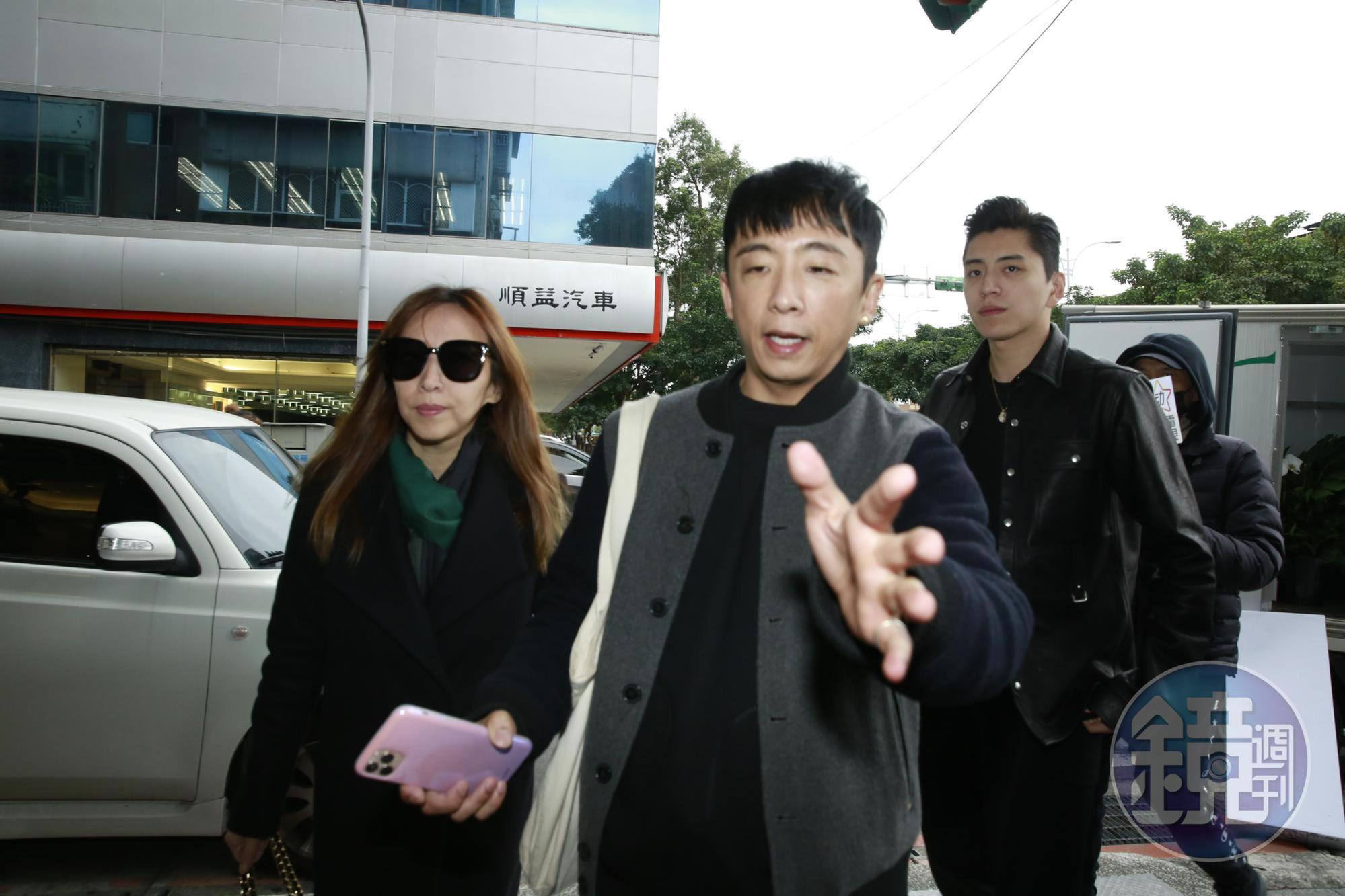 王大陸在導演陳玉珊陪同下來到高以翔靈堂致意。