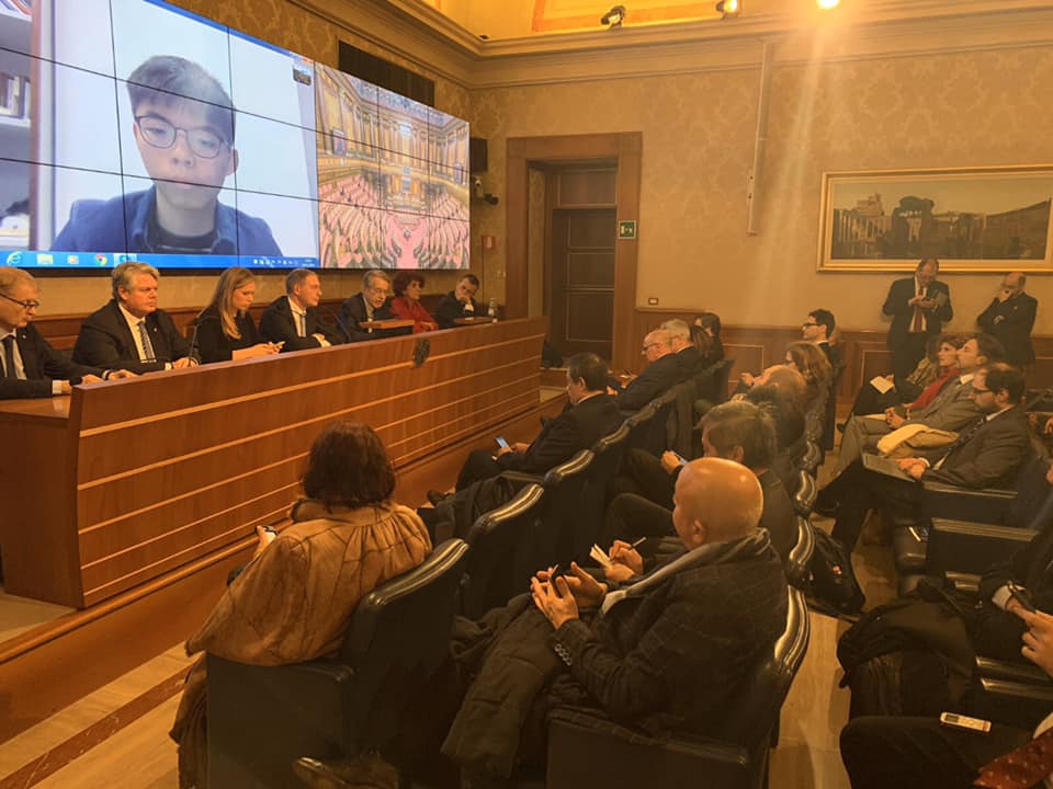 義大利國會外交委員會日前通過一份支持香港示威的決議案，呼籲中方說明禁止香港眾志祕書長黃之鋒赴歐洲演講的理由。（翻攝黃之鋒臉書）