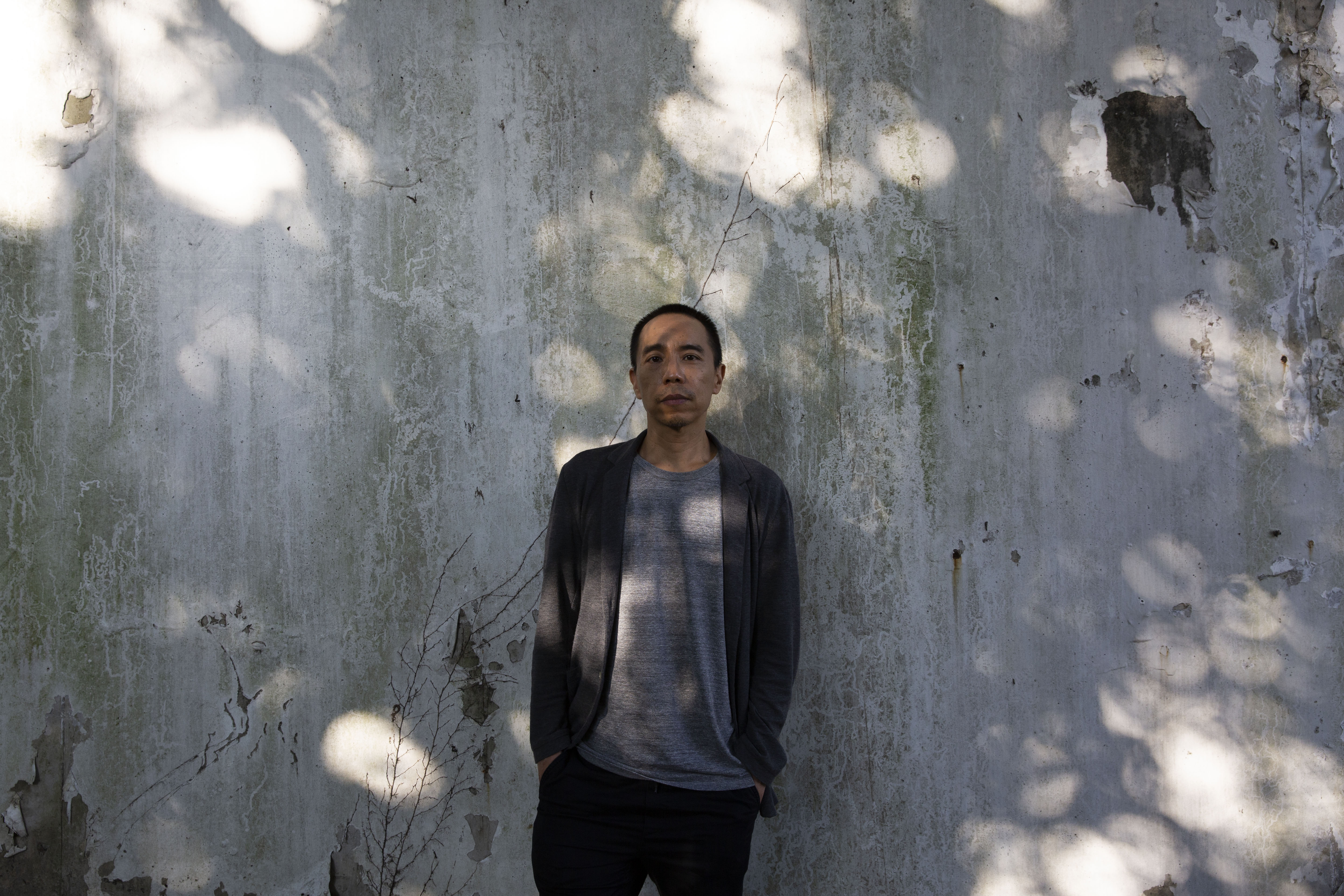 泰國金棕櫚獎導演阿比查邦‧韋拉斯塔古帶著錄像展覽「狂中之靜」在北美館展出，這是他首次在台灣的個展。