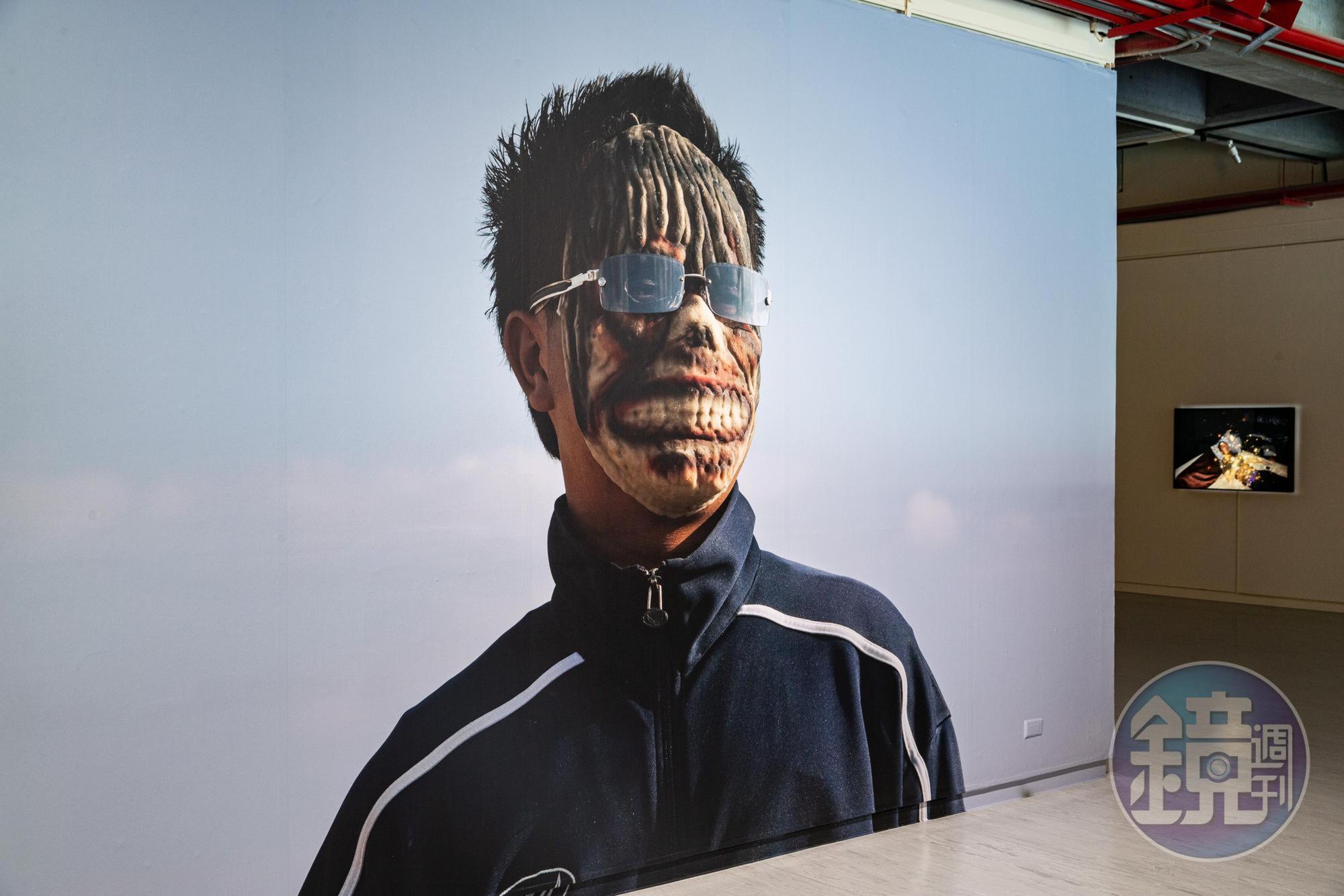 阿比查邦出身泰國東北孔敬市,作品關注鄉村歷史過往與青年的未來,展覽主視覺《鬼魂青年》是東北男孩戴著鬼魂面具、太陽眼鏡,象徵鬼魅對威權的拒斥。(北美館提供)