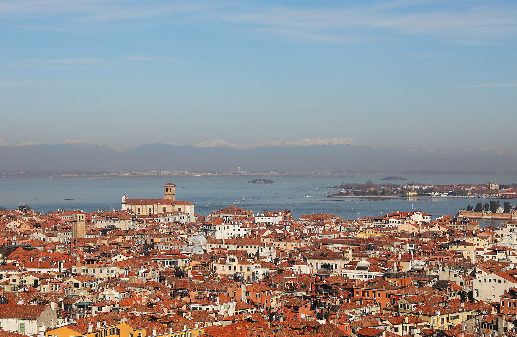 從聖馬可鐘塔上不只可眺望威尼斯的紅瓦屋頂，天氣好還能看見遠方阿爾卑斯山脈的皚皚白雪。