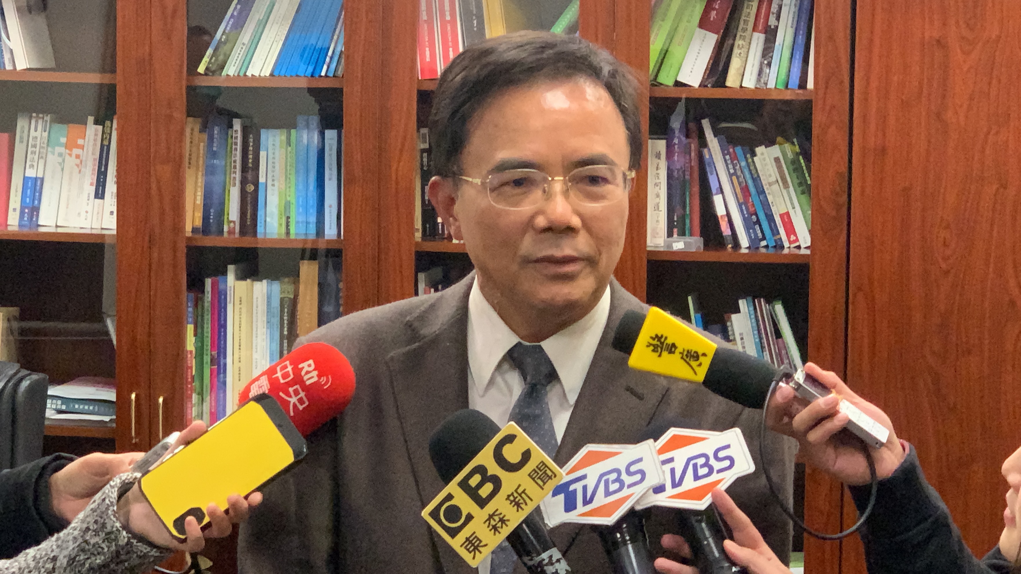 法務部政務次長蔡碧仲今受訪駁斥有「碧仲幫」一事。