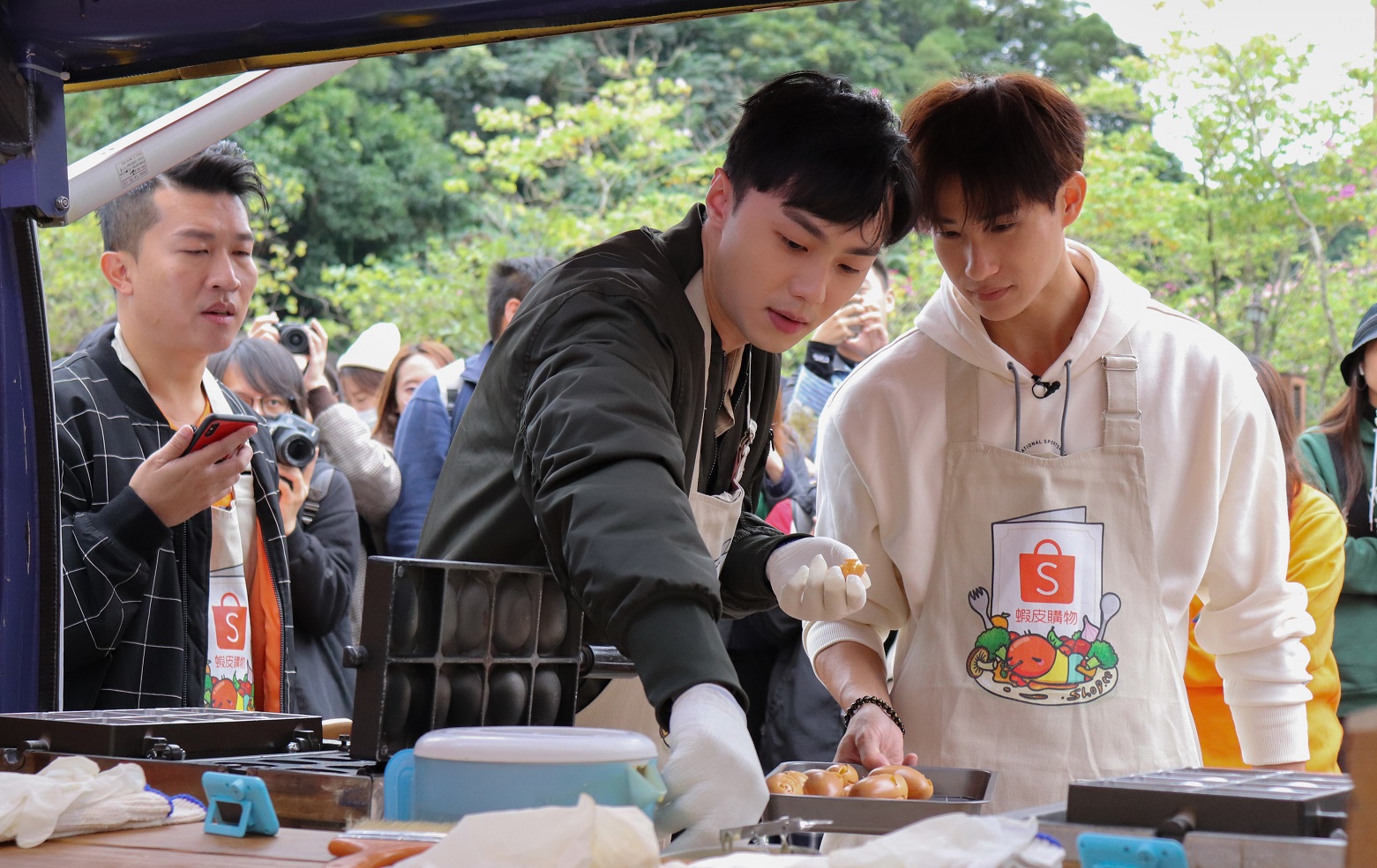 蝦皮直播「12.12狂歡生日慶」邀請楊孟霖、施柏宇蒞臨，挑戰成功製作並送出60份雞蛋糕。（蝦皮購物提供）
