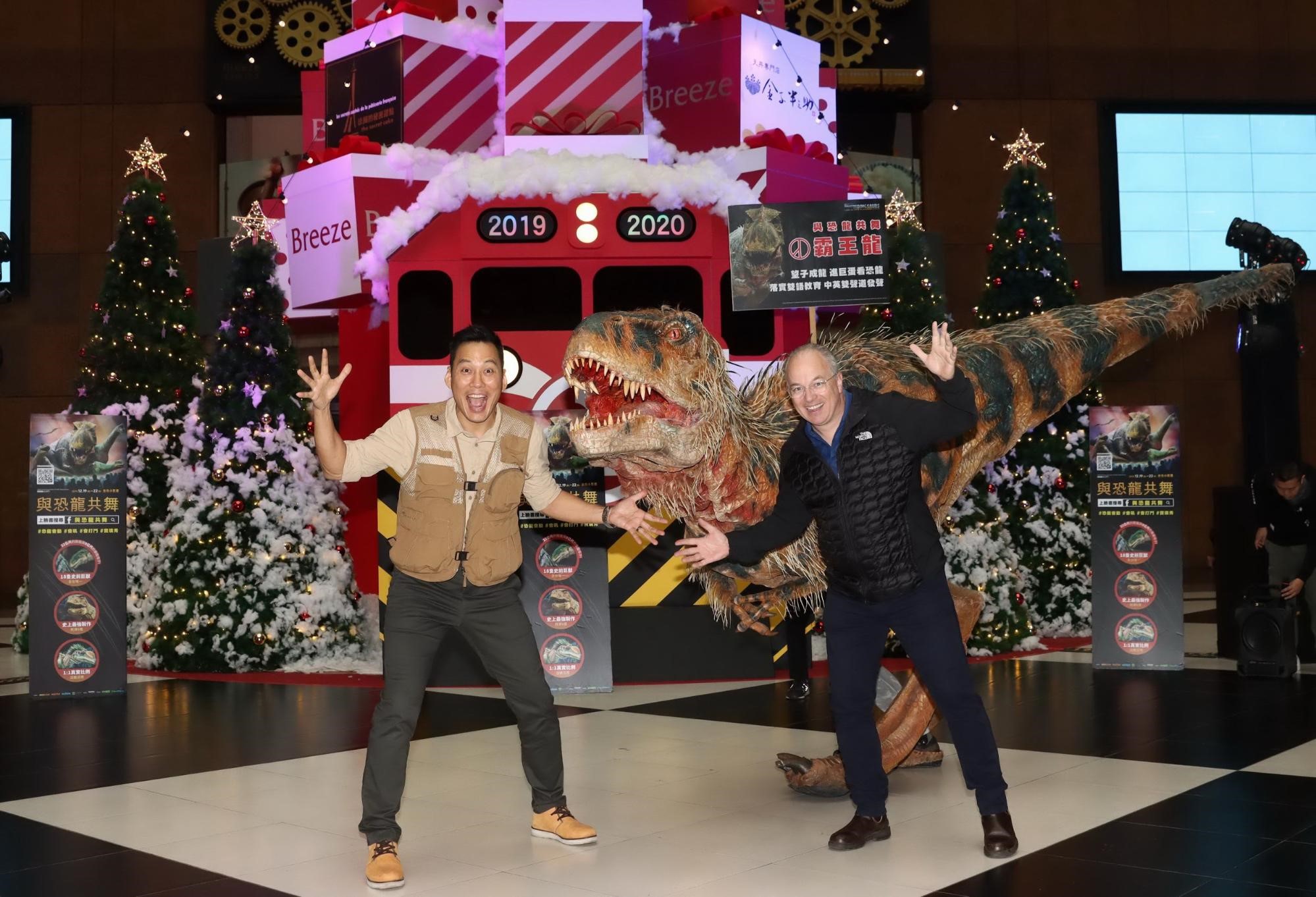 艾力克斯擔任《與恐龍共舞》實境秀活動大使，合體導演伊恩瓦勒（右）及霸王龍快閃台北車站造勢。（JUSTLIVE 就是現場提供）