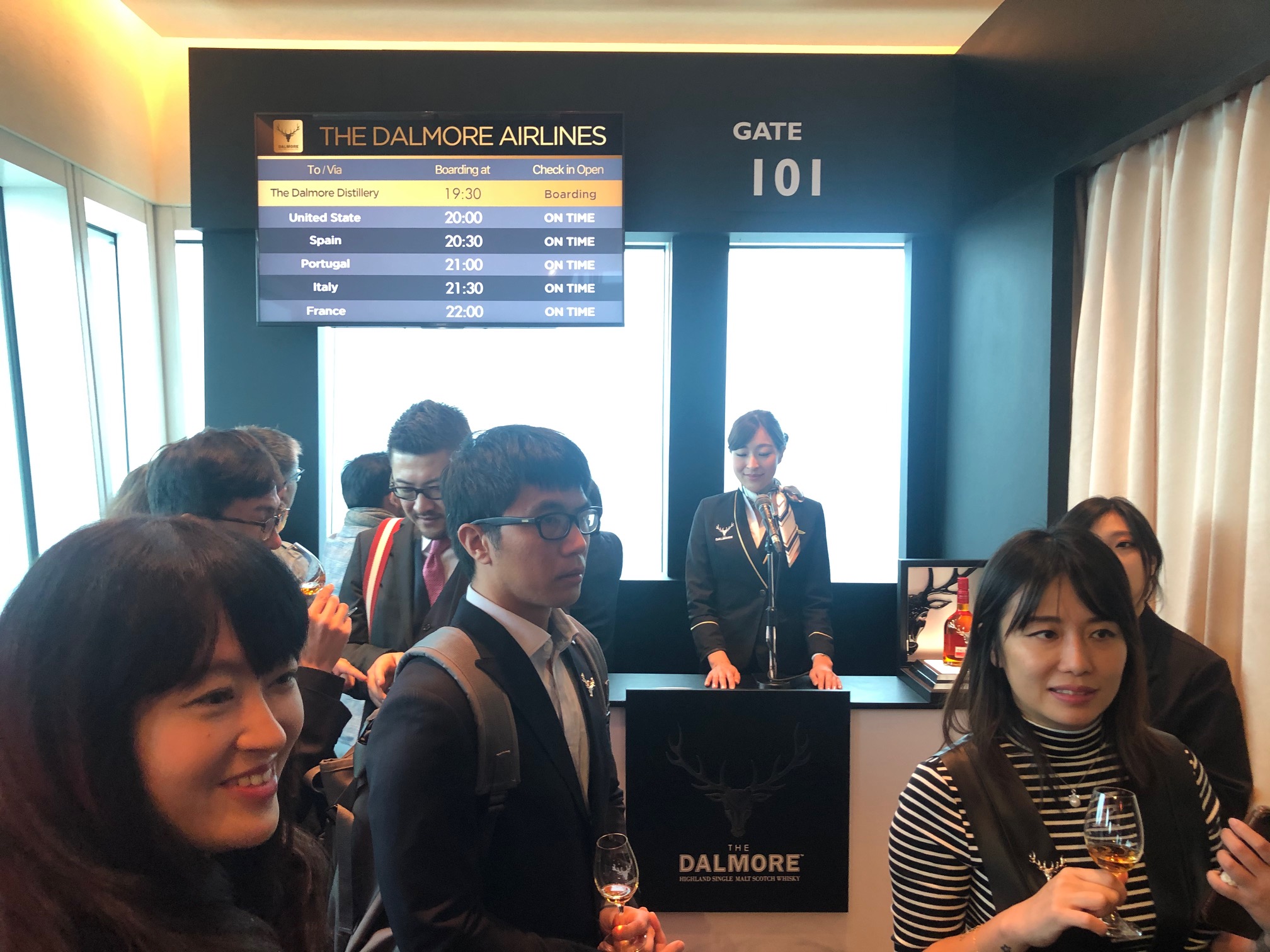 賓客候機準備迎接旅程。