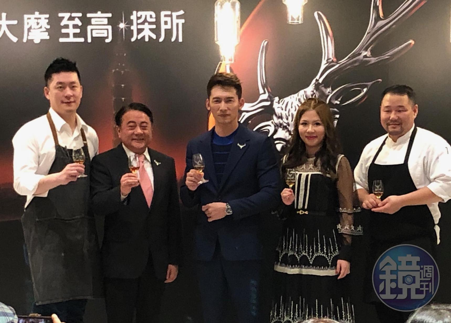 （左起）主廚Paul Lee李皞、尚格酒業董事長奚大寧、活動大使溫昇豪、尚格酒業行銷部經理張介怡，及主廚Long Xiong熊龍。
