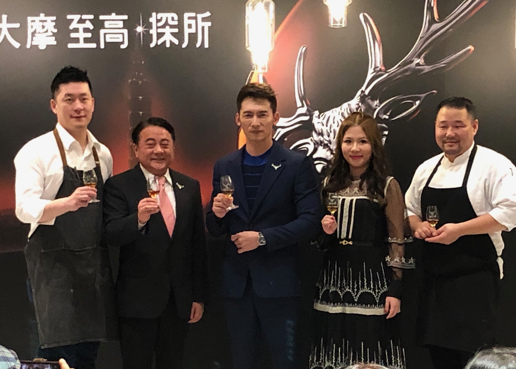 (左起)主廚Paul Lee李皞、尚格酒業董事長奚大寧、活動大使溫昇豪、尚格酒業行銷部經理張介怡,及主廚Long Xiong熊龍。