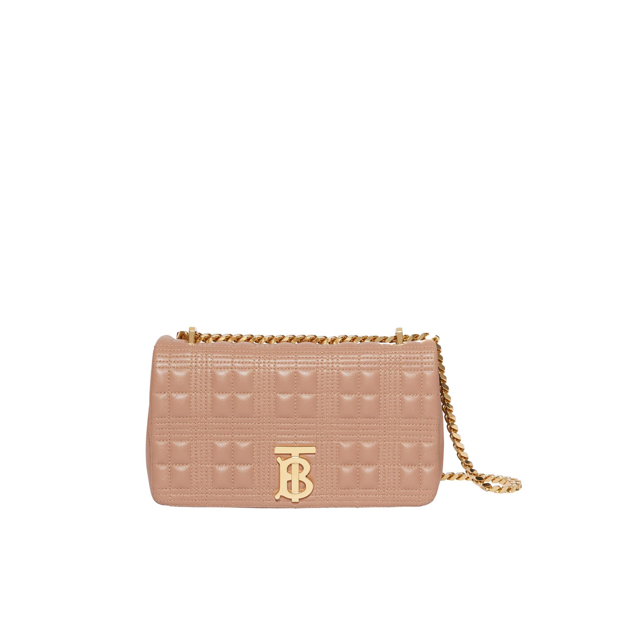 米色羔羊皮飾金釦Lola包。NT$55,000(BURBERRY提供)