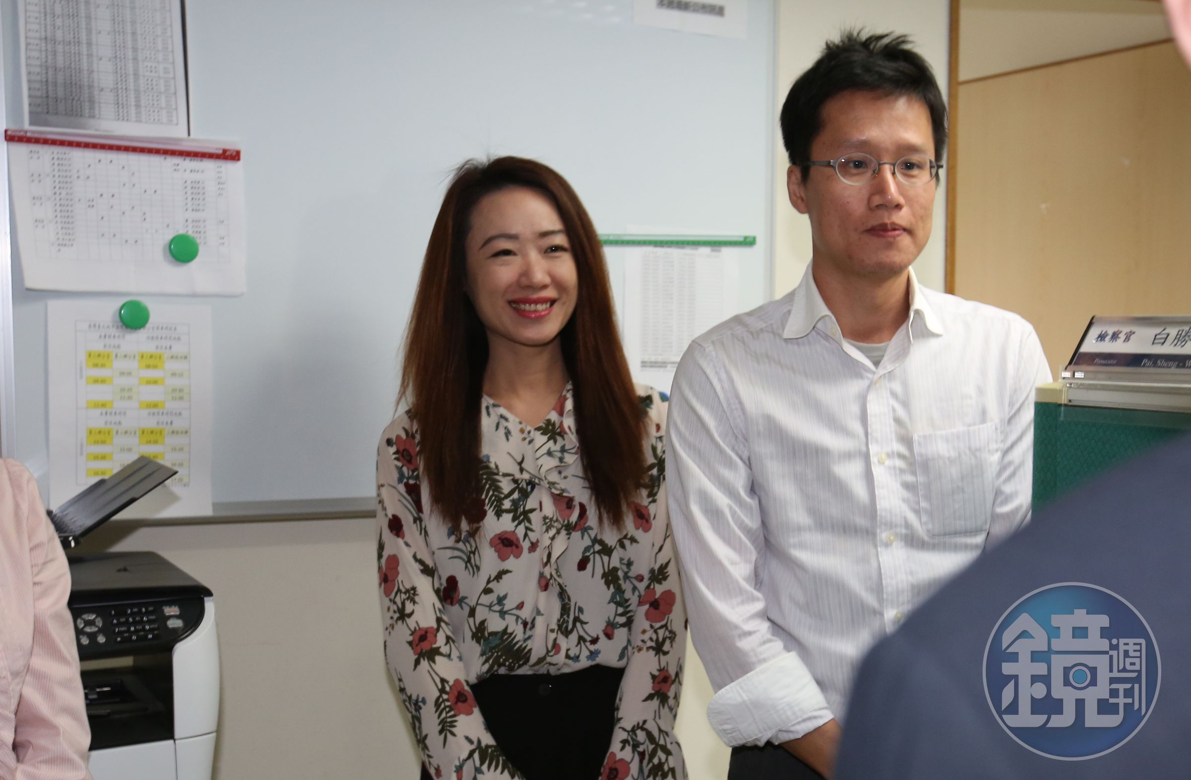 范孟珊偵辦年餘才逮到楊蕙如涉案，站在她旁邊的是正在偵辦港商向心涉共諜案的檢察官白勝文，顯見北檢黑金組戰力堅強。