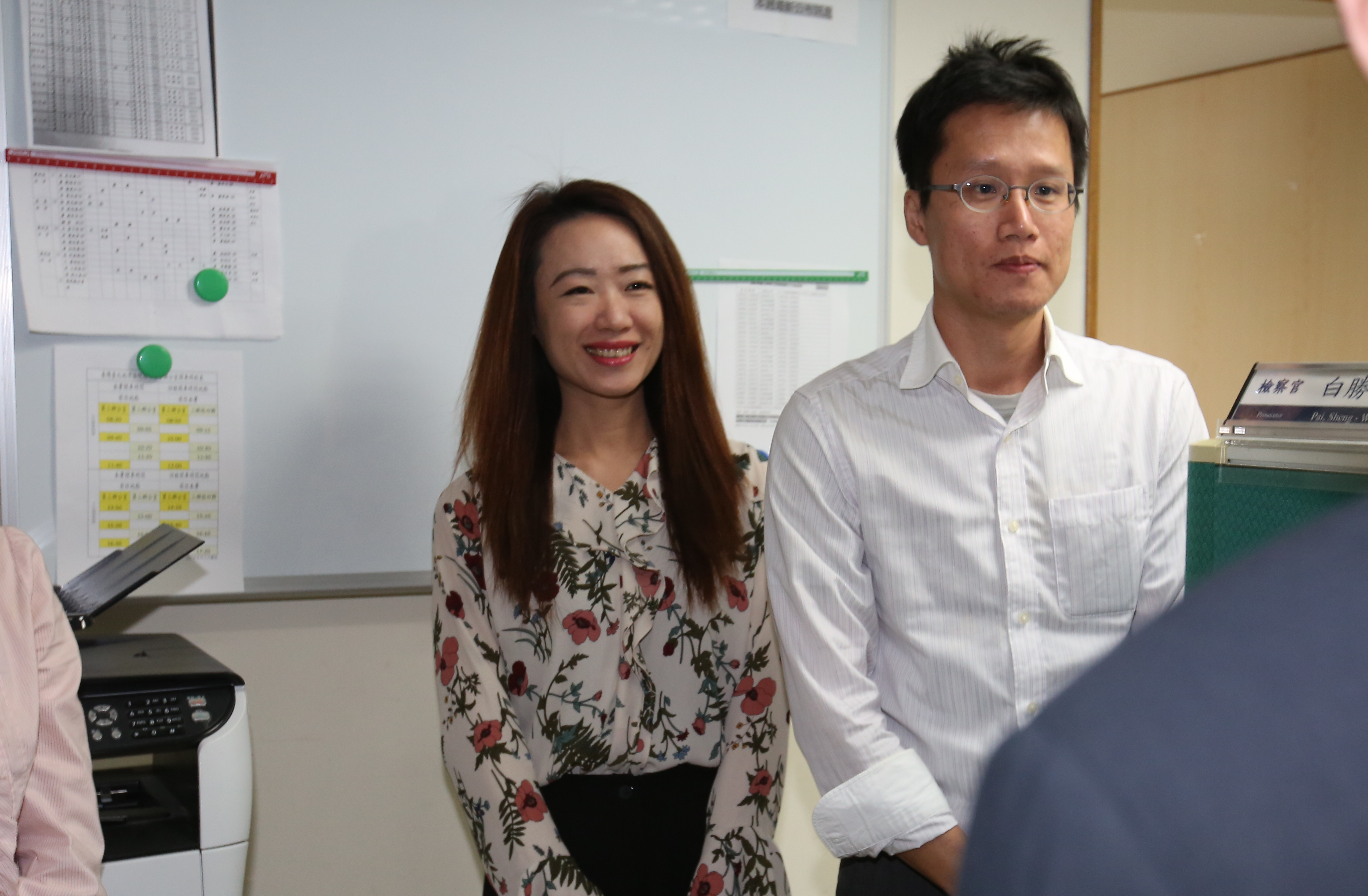 范孟珊偵辦年餘才逮到楊蕙如涉案，站在她旁邊的是正在偵辦港商向心涉共諜案的檢察官白勝文，顯見北檢黑金組戰力堅強。