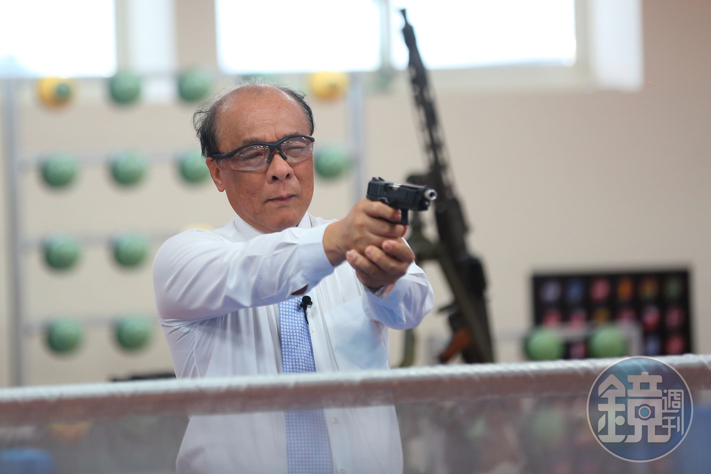 玩生存遊戲，廖英熙從不對人開槍，不發任何子彈就贏人，是遊戲也是人生的最高境界。