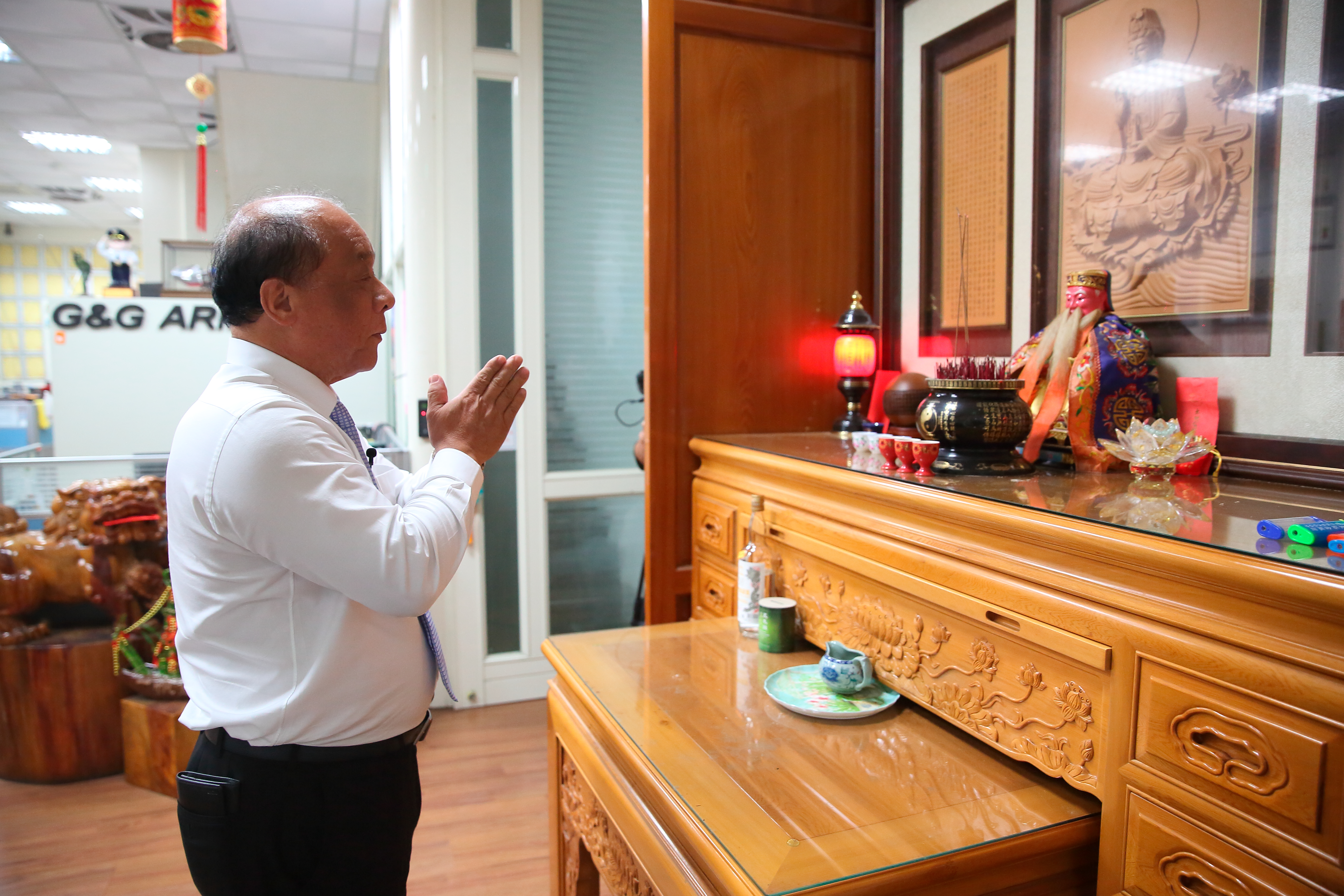 辦公室入口右手邊安放著跟了廖英熙40年的土地公，只要心懷疑問，馬上可以詢問土地公意見。