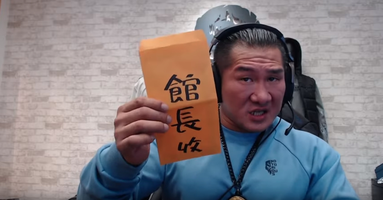 館長開直播時爆氣，認為自己這一年多來反韓損失了很多，卻遭民進黨如此揶揄。（翻攝自YouTube）