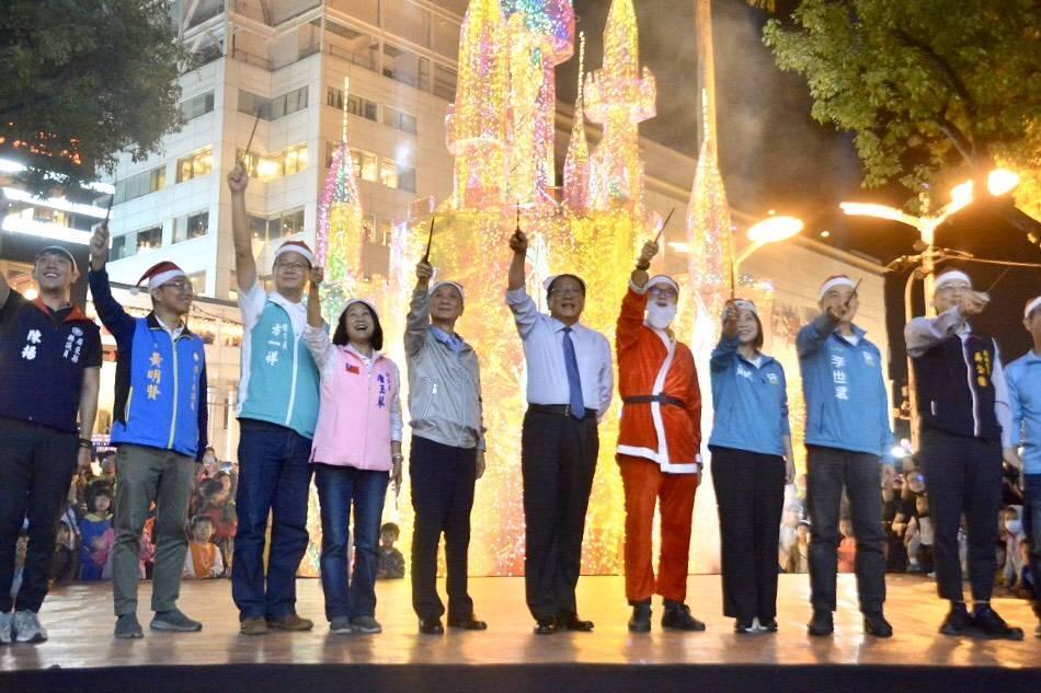 29日晚間在潘孟安縣長(中)帶領下點燈，宣告今年的燈飾、活動超級精彩，連聖誕節活動文宣都很立體、好玩！