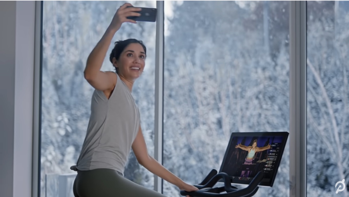 美國健身科技新創公司Peloton的耶誕節廣告惹惱網友,引起各方在推特上掀起熱議。(翻攝自Youtube)