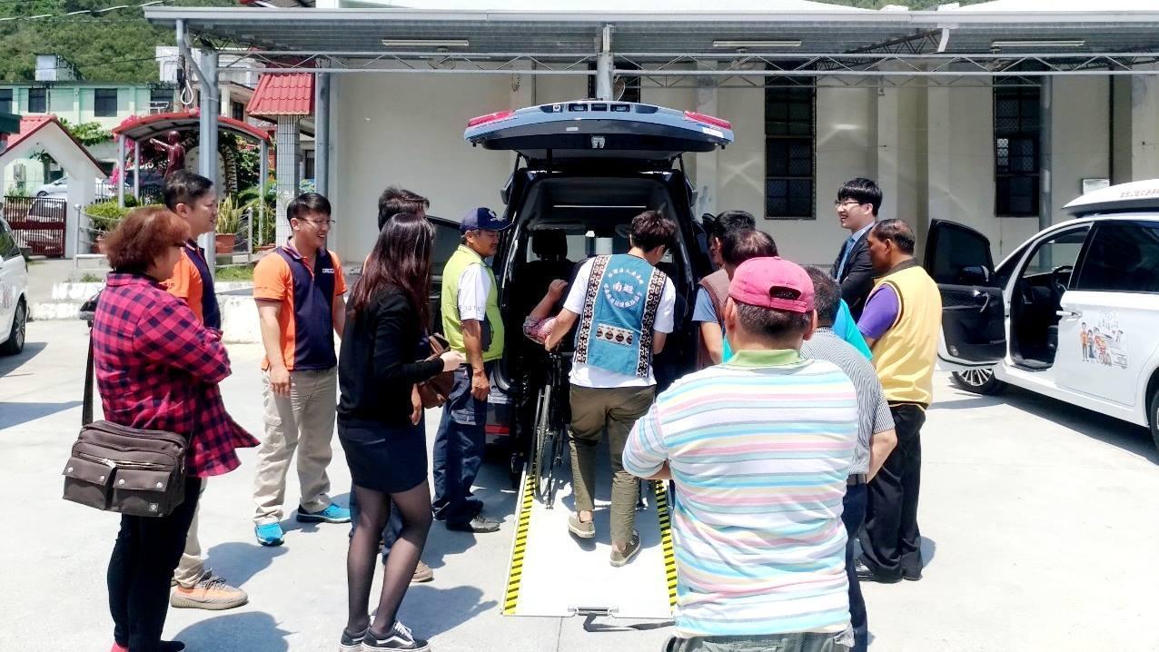 裕隆集團先後贊助5台福祉車V7給台東一群照顧弱勢的志工。（翻攝自「社團法人臺東縣南迴健康促進關懷服務協會」臉書）