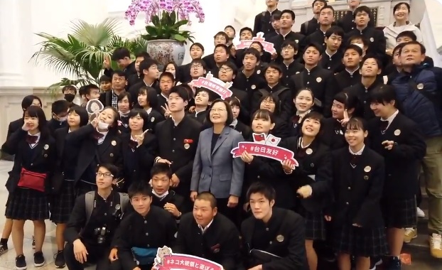 日本高中生參訪總統府，與蔡英文人形立牌合照時，蔡英文本人現身引起學生驚呼。（翻攝自蔡英文推特）