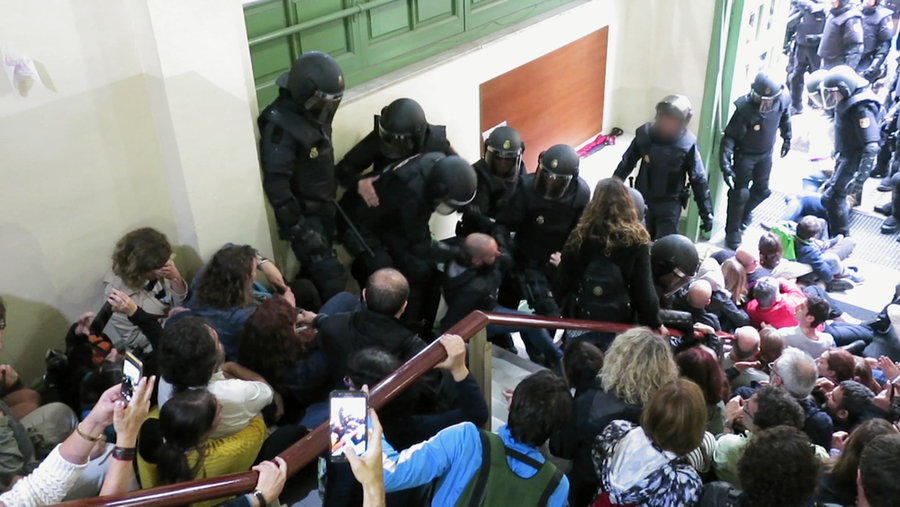 暴力衝突現場，警方手持警棍拉扯樓梯上的民眾。（公視提供）