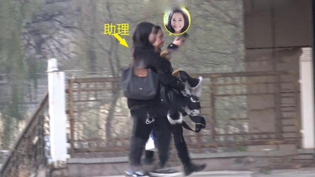 歐陽娜娜的助理陪同傅娟看房。（翻攝微博）