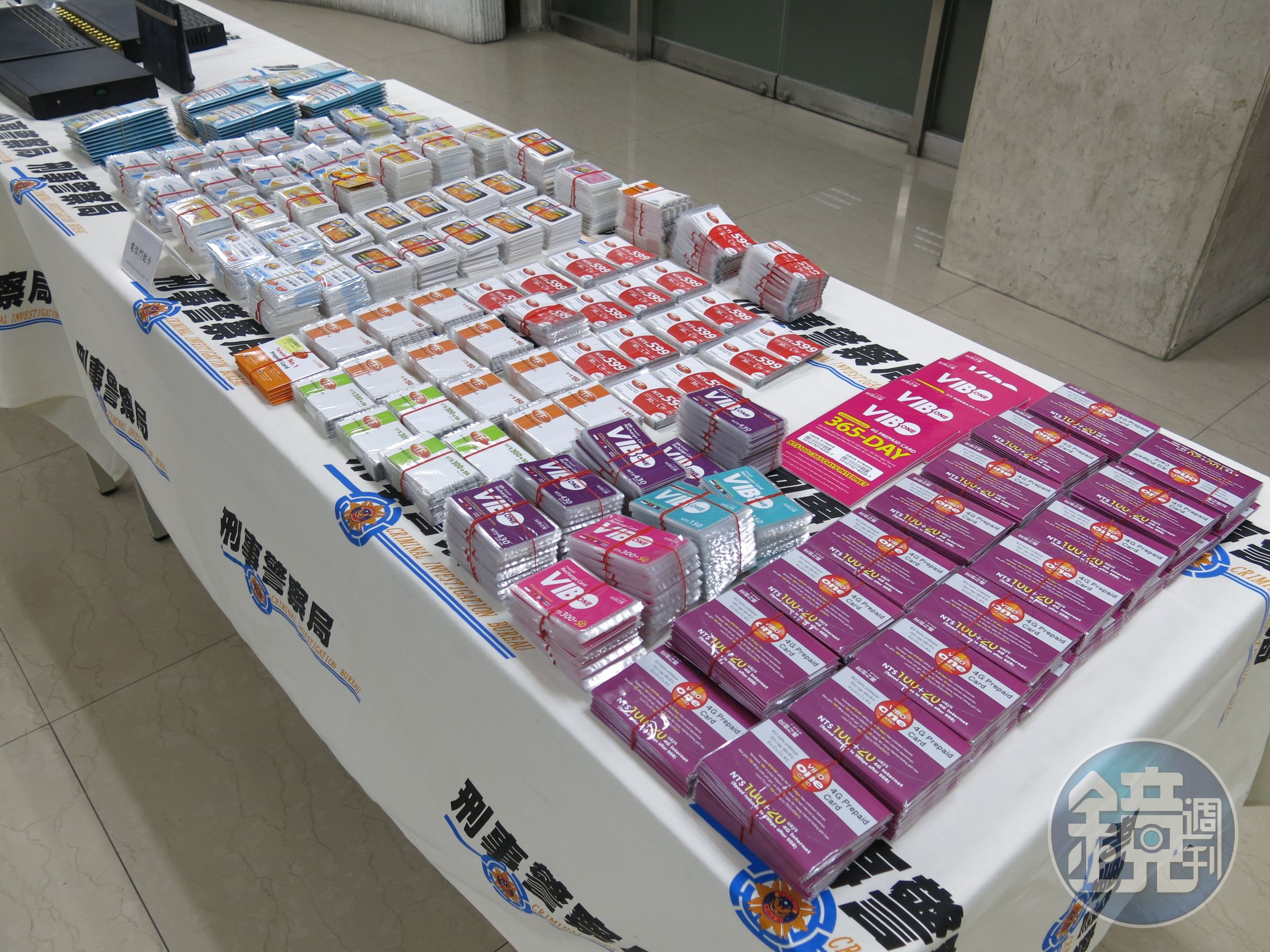 警方查扣不法人頭卡、電信設備。（刑事局提供）