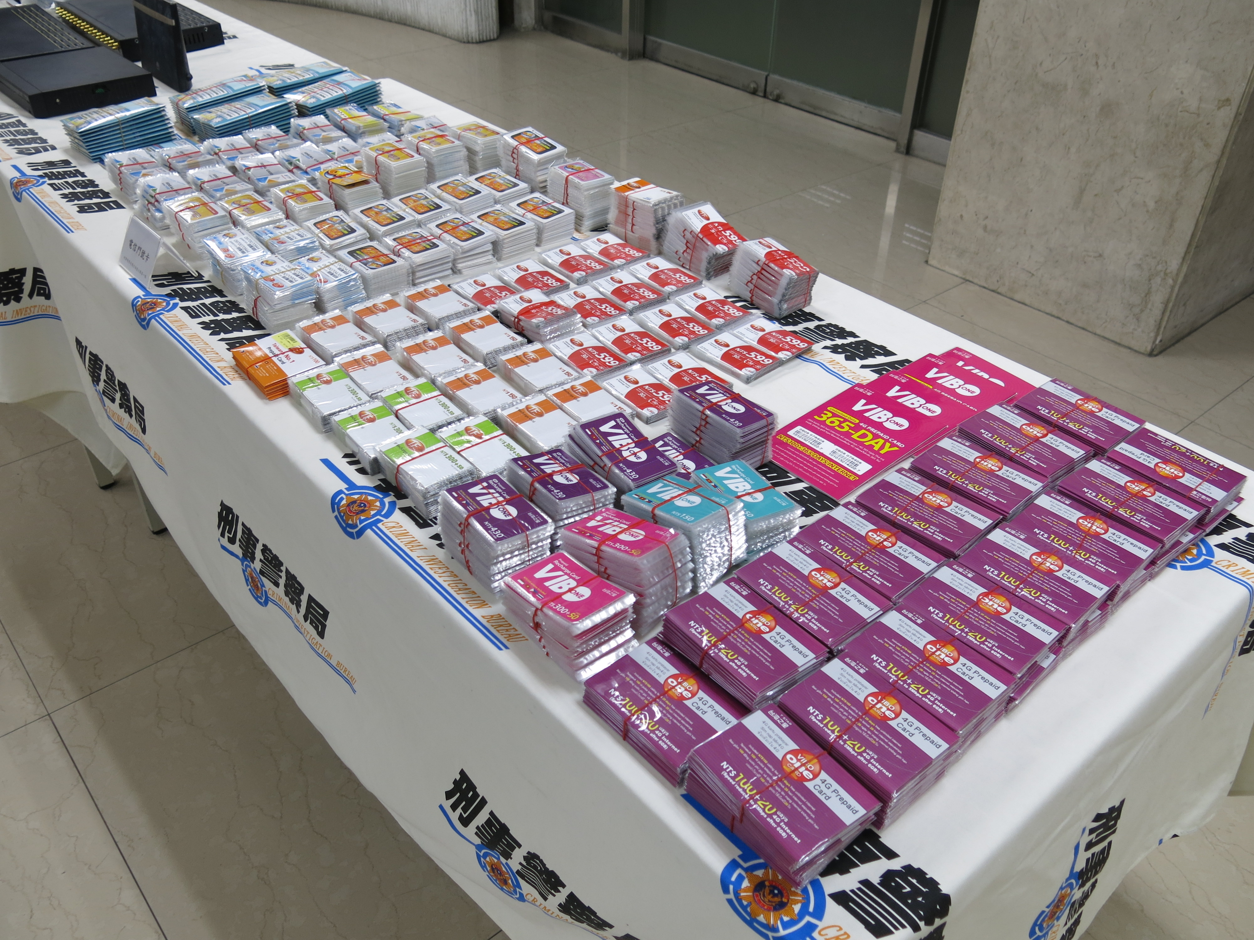 警方查扣不法人頭卡、電信設備。（刑事局提供）