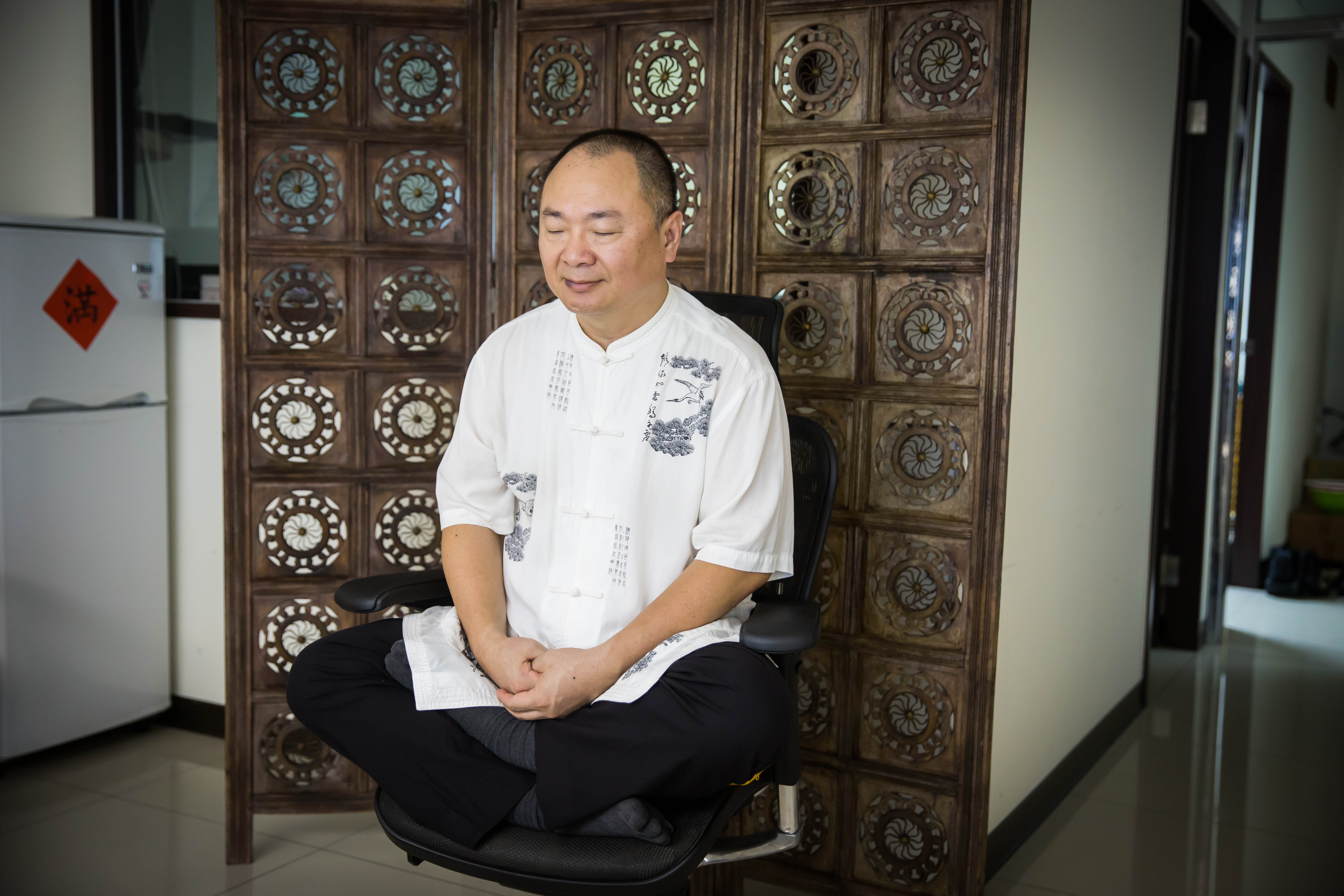 戴柏儀透過打坐穩定心性，靜下心來思考更多問題。