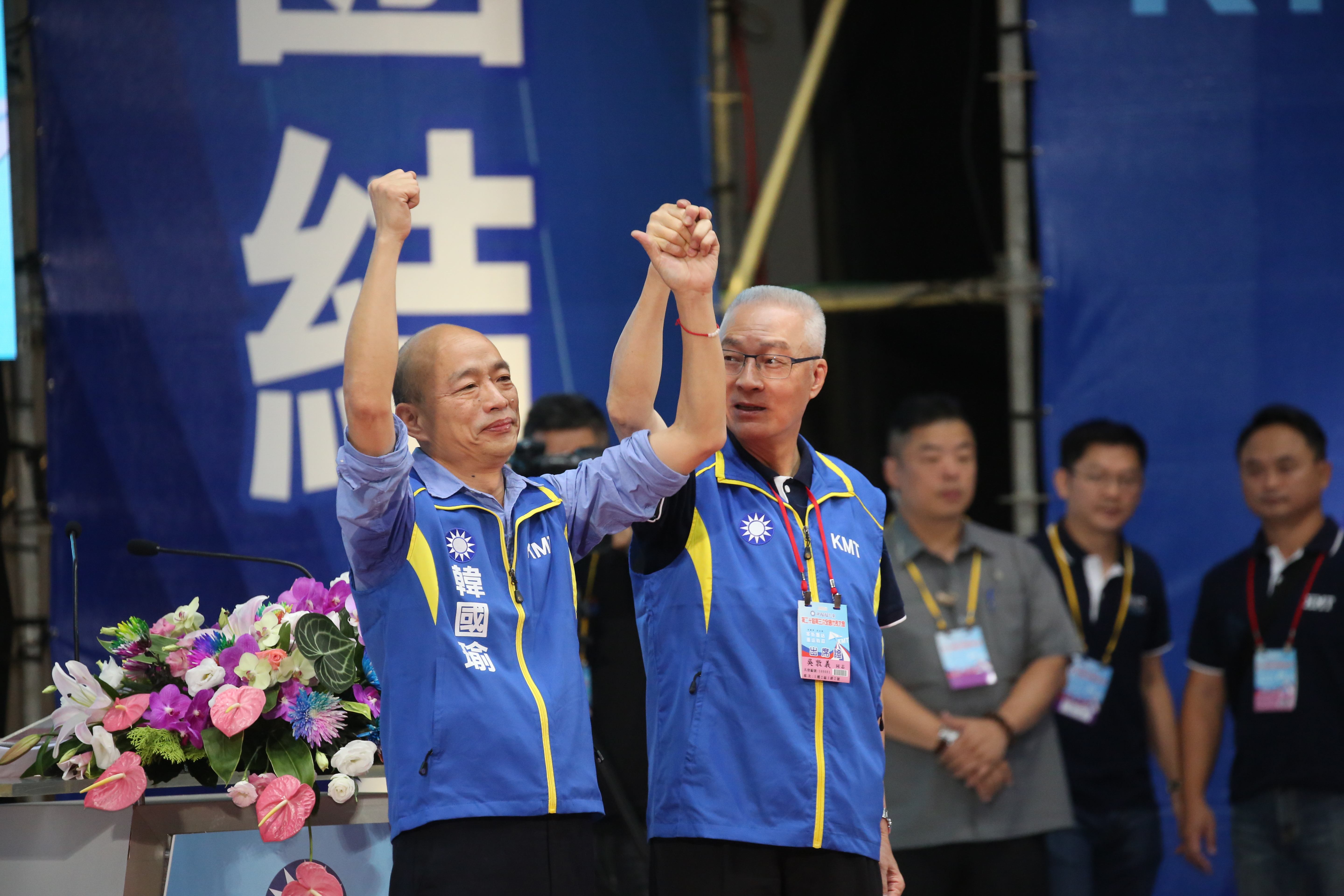 王丹臉書po文，痛批國民黨、韓國瑜（左）沒資格談論網軍，「明明為了選舉炒作議題打擊對手，還要裝作是為了民主自由？」（本刊資料照）