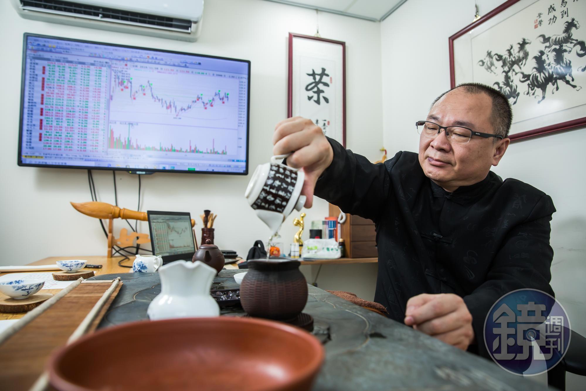戴柏儀平時喜歡喝茶,辦公室裡除了有斗大的看盤銀幕外,茶具也占了三分之二個辦公桌。