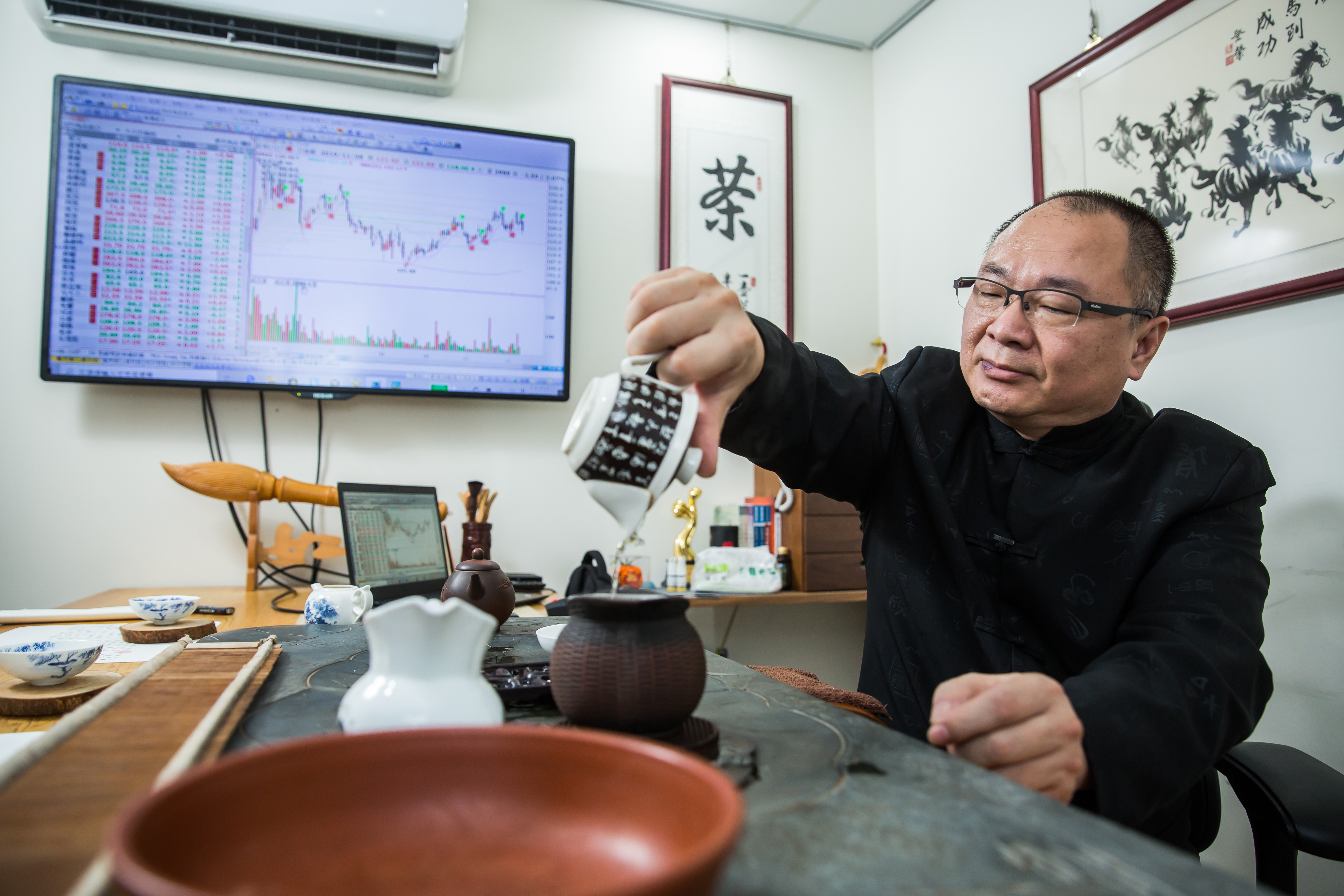 戴柏儀平時喜歡喝茶，辦公室裡除了有斗大的看盤銀幕外，茶具也占了三分之二個辦公桌。