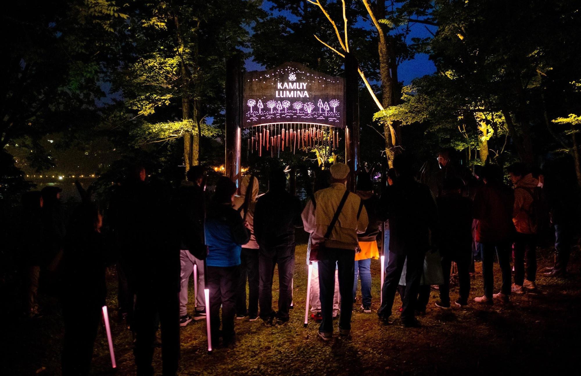 位於日本北海道阿寒湖森林的魔幻聲光展「Kamuy Lumina」,讓民眾宛如置身古老的神話國度。(Moment Factory提供)