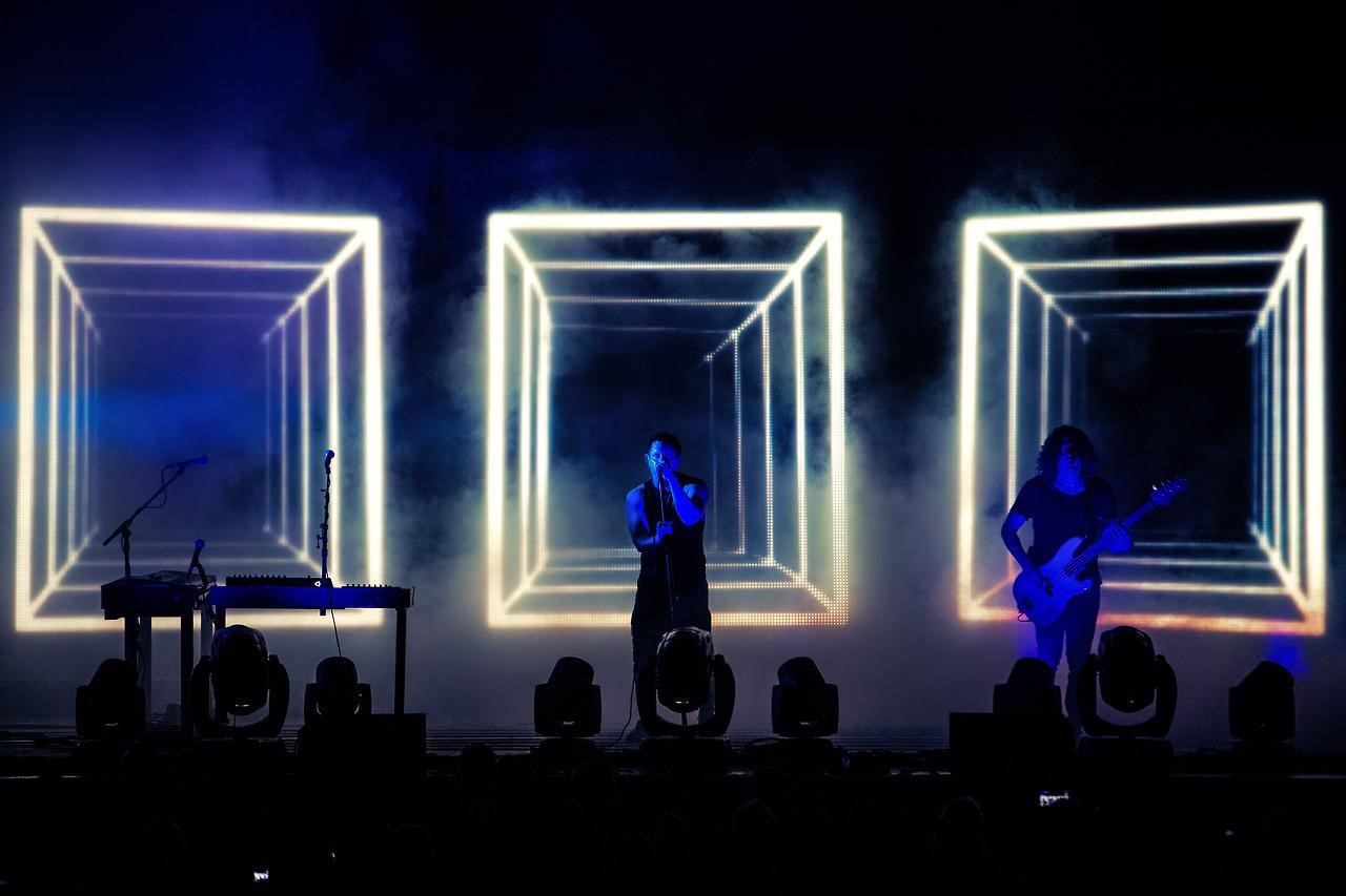 九吋釘演唱會的舞台有三個大型、會發光的框為背景，視覺像隧道般可無限延伸，是採負空間（negative space）的設計手法創造出來的假象。（Moment Factory提供）
