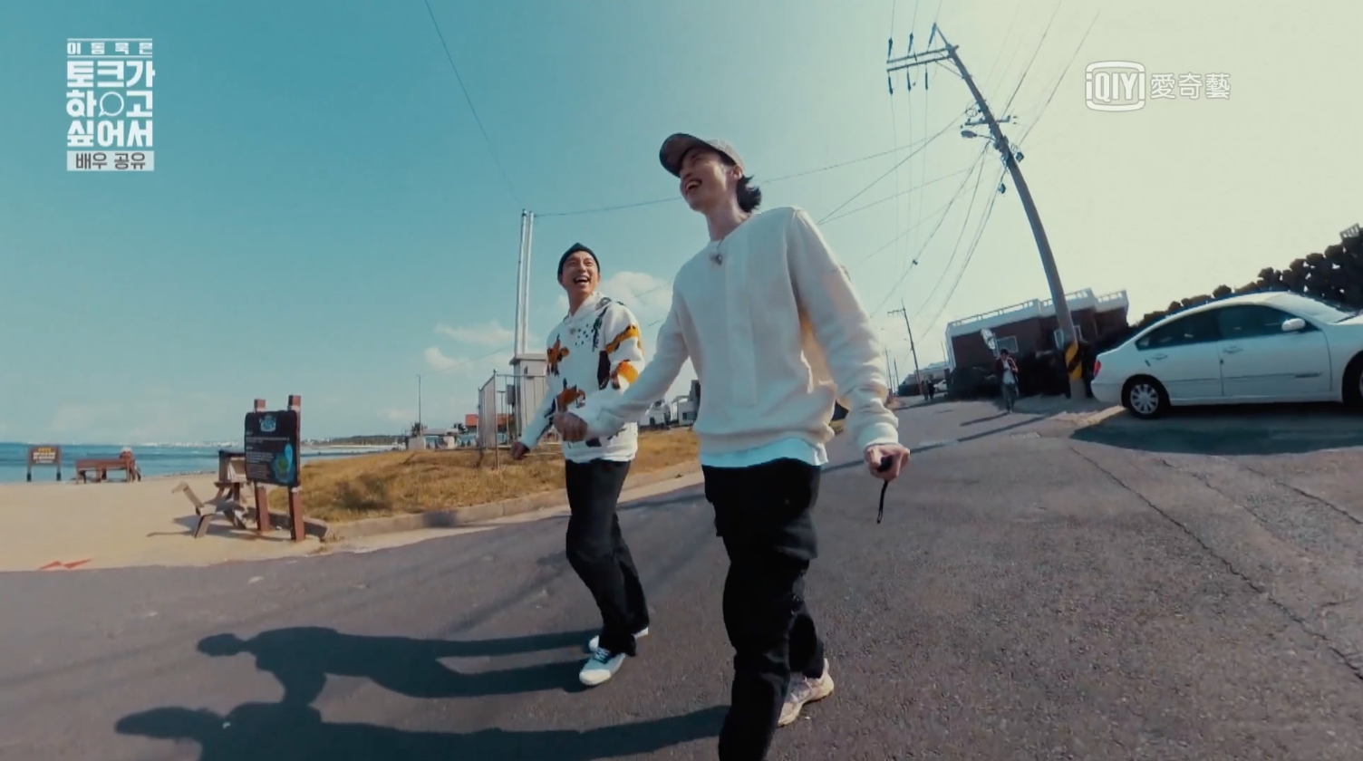 李棟旭（右）與孔劉在濟州島海邊散步，笑說像約會就提議牽手。（愛奇藝台灣站提供）