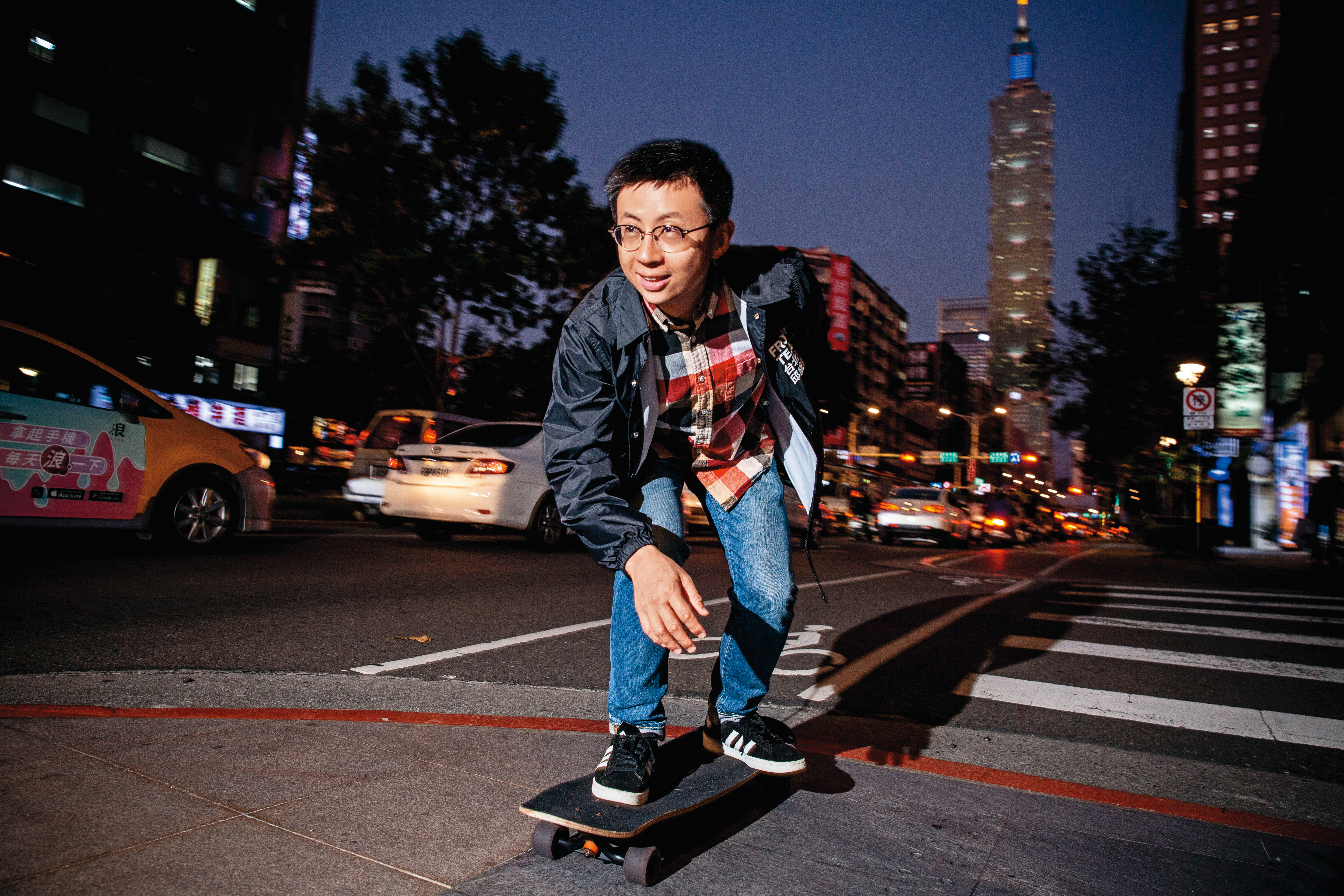 邱威傑多年來習慣騎自行車或溜滑板上下班，內在性格裡也像彼得潘那樣活潑奔放，對世界永遠抱有頑皮與好奇心。