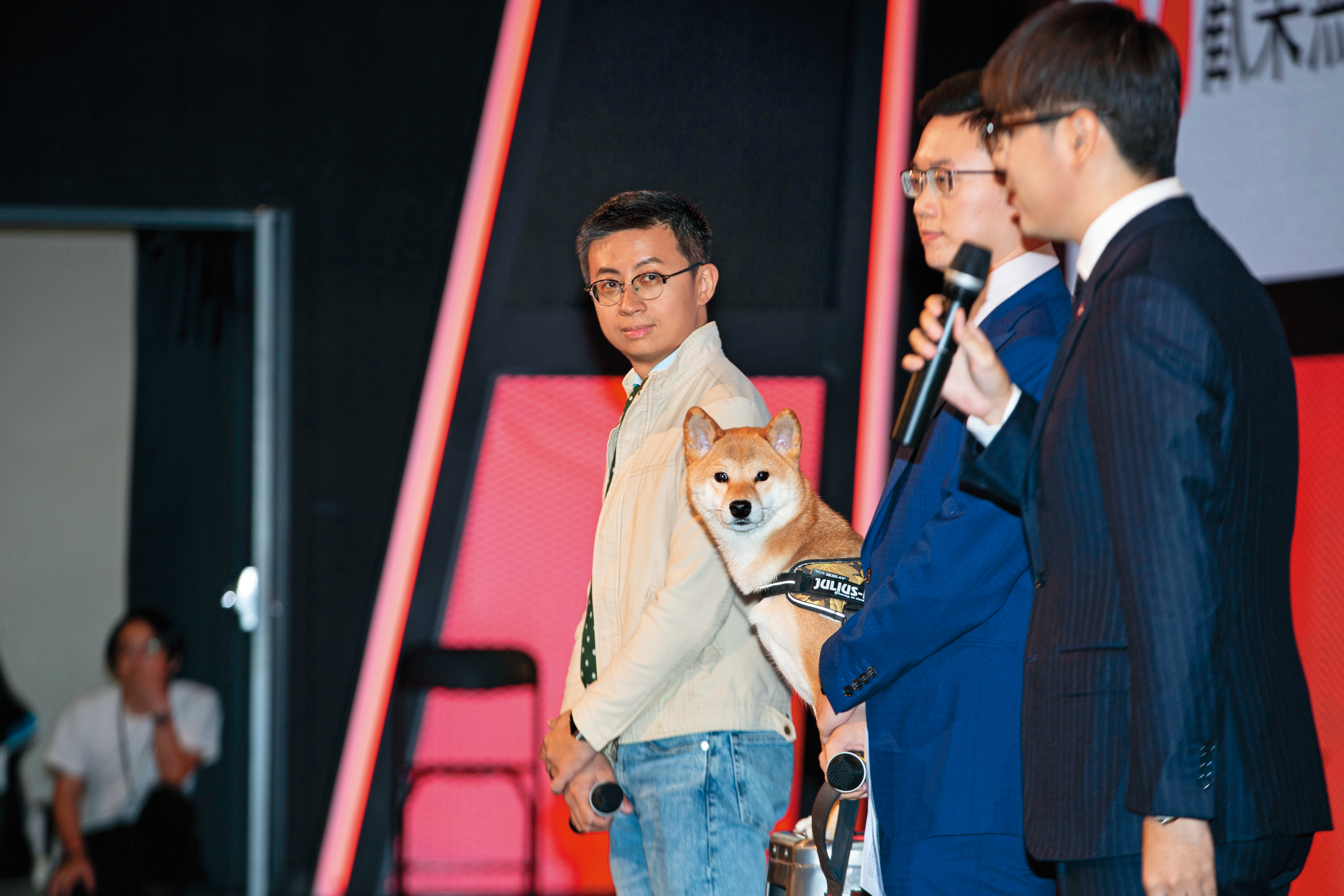 創黨大會上，氣氛嬉笑歡樂。三位發起人輪番登場時，永久榮譽黨主席、視網膜養的柴犬「柚子」也同台亮相，引爆話題焦點。 
