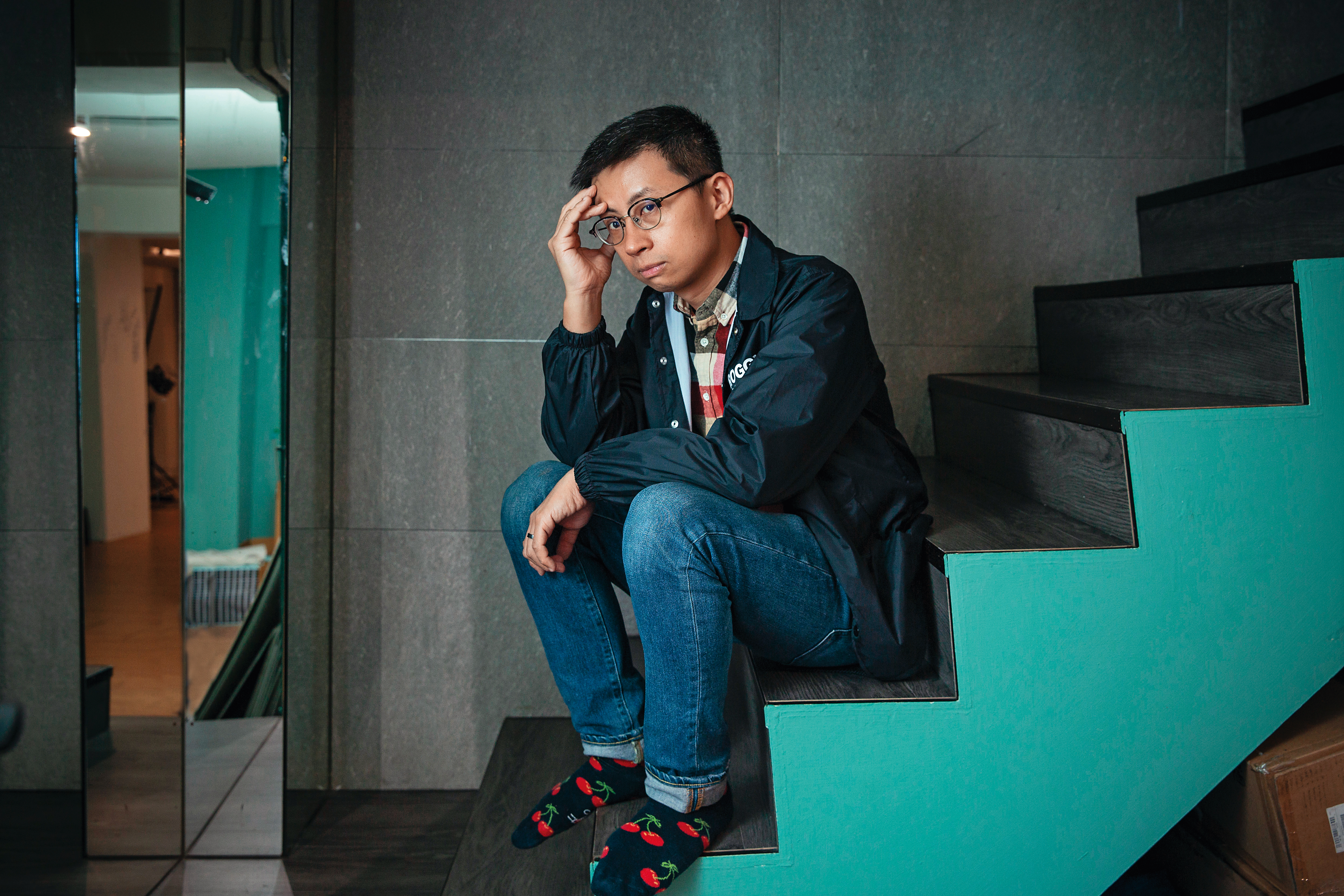 鎂光燈前，無論攝影師要求他搞笑、扮丑或耍酷，邱威傑都十分配合，而且在行，甚至有點樂在其中。