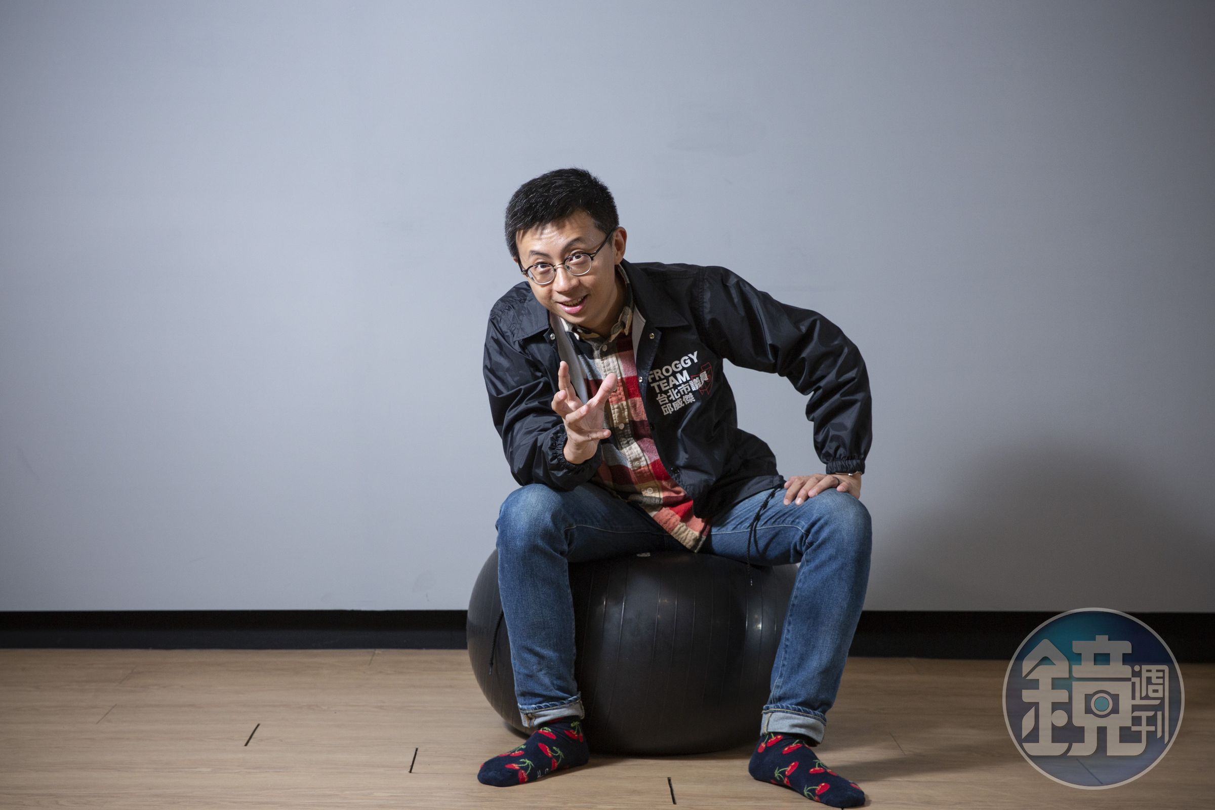 性格裡渴望被注目、被崇拜，邱威傑擅於透過戲劇舞台獲得成就感，也擅於把這份特質發揮到人生不同階段的角色。