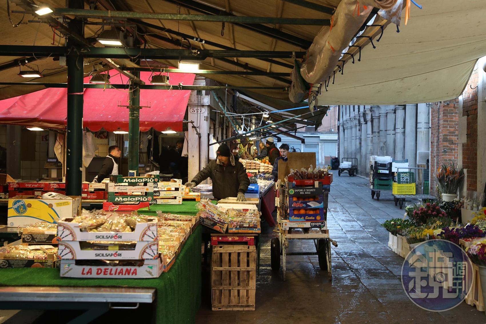 漁市場旁就是果菜市場，早上7點店家正在整理貨架。