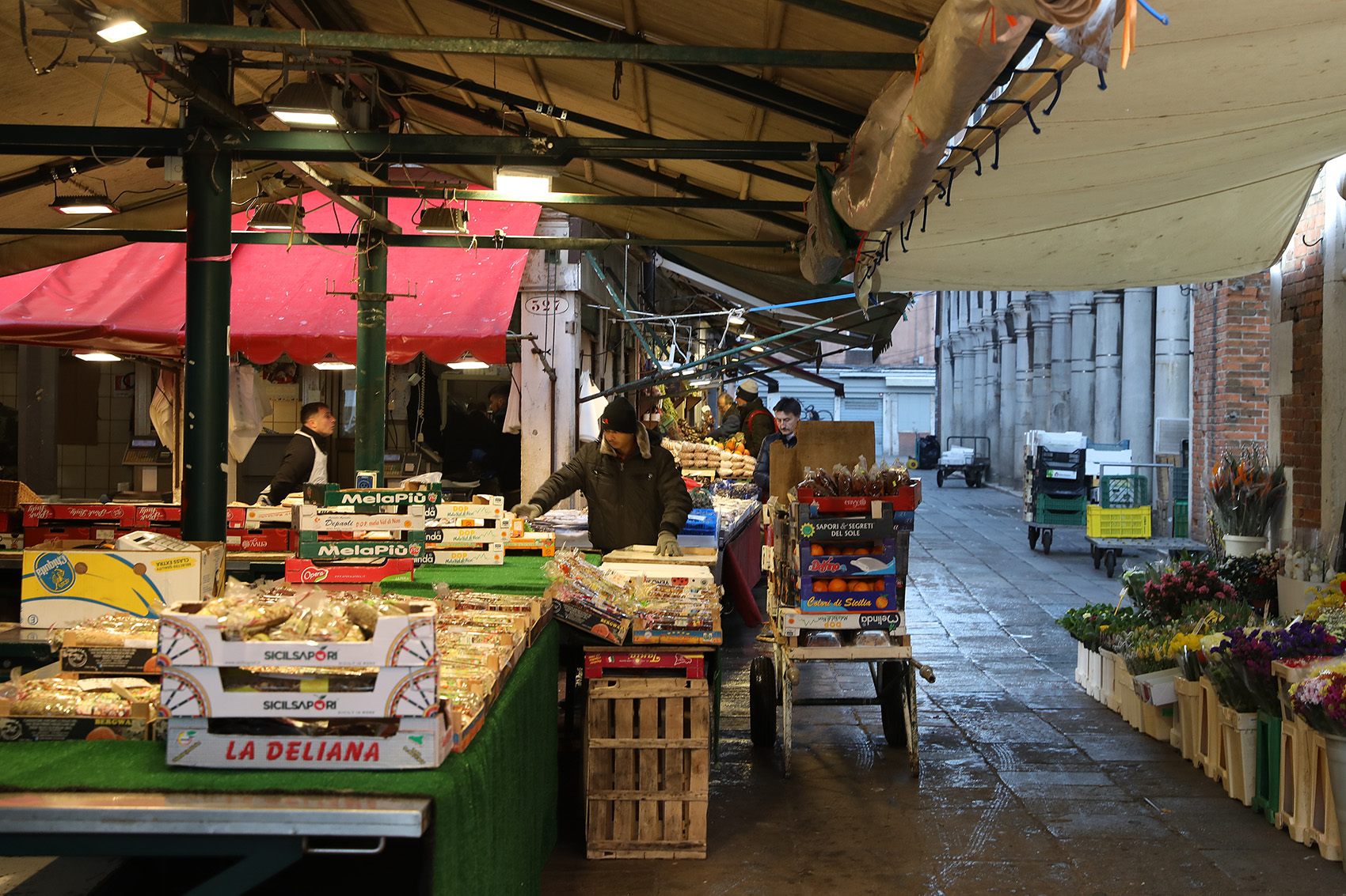 漁市場旁就是果菜市場，早上7點店家正在整理貨架。