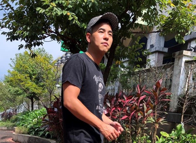 柯有倫錄製《飢餓遊戲》怕餓暈，隨身攜帶健保卡。（翻攝自柯有倫臉書）