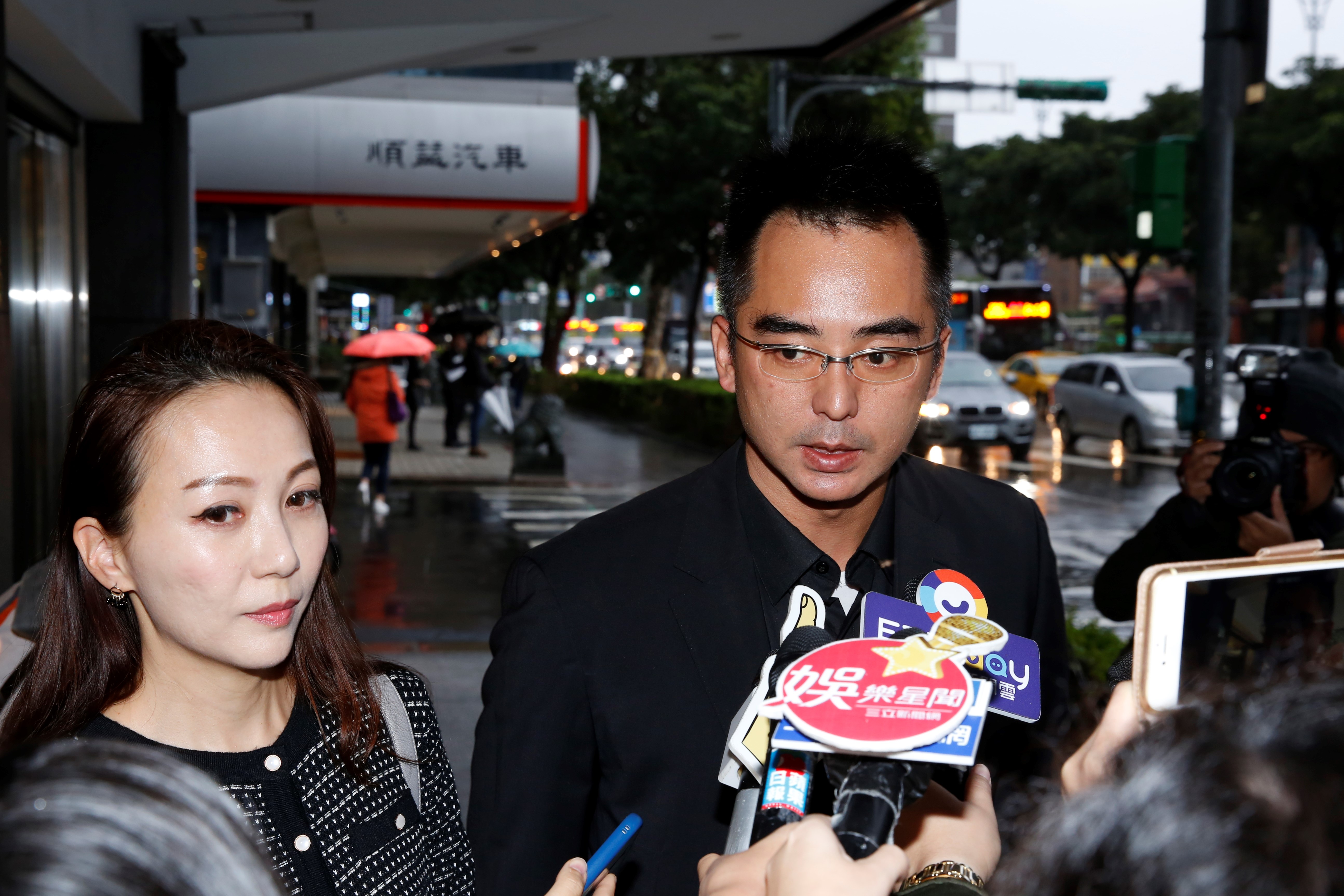 林志玲不在台灣，由哥哥林志鴻帶著老婆前來高以翔靈堂致意。