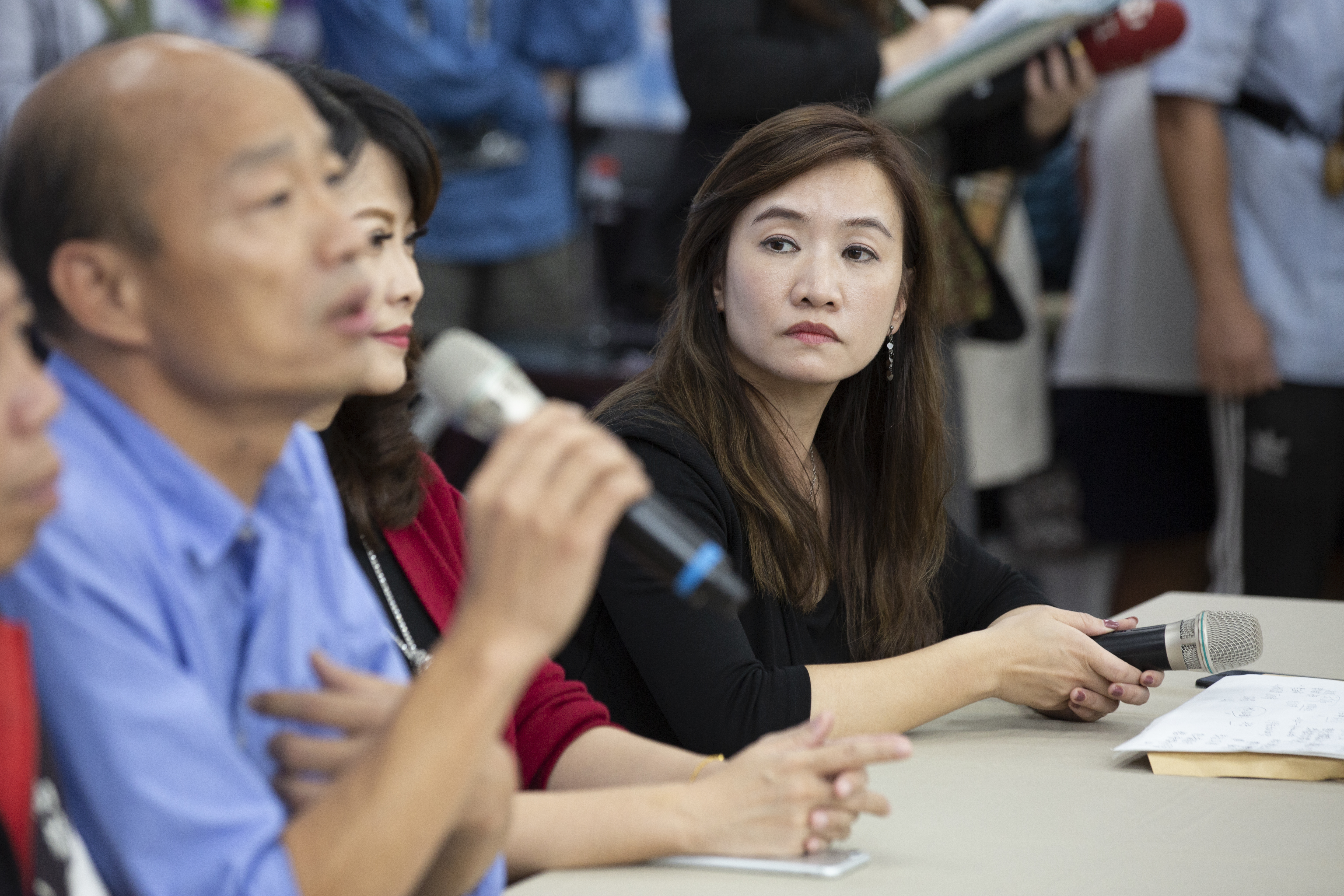 高雄市新聞局長王淺秋（右）請辭後，正式接任韓國瑜競選辦公室總發言人。