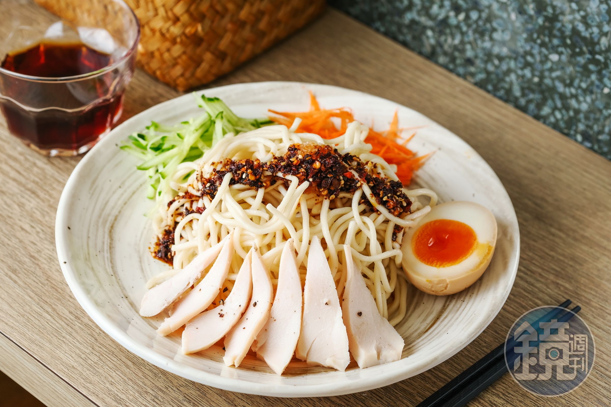 赤峰街有家空間很有質感，麵條與醬料也很有特色的涼麵專賣店「小良絆」。