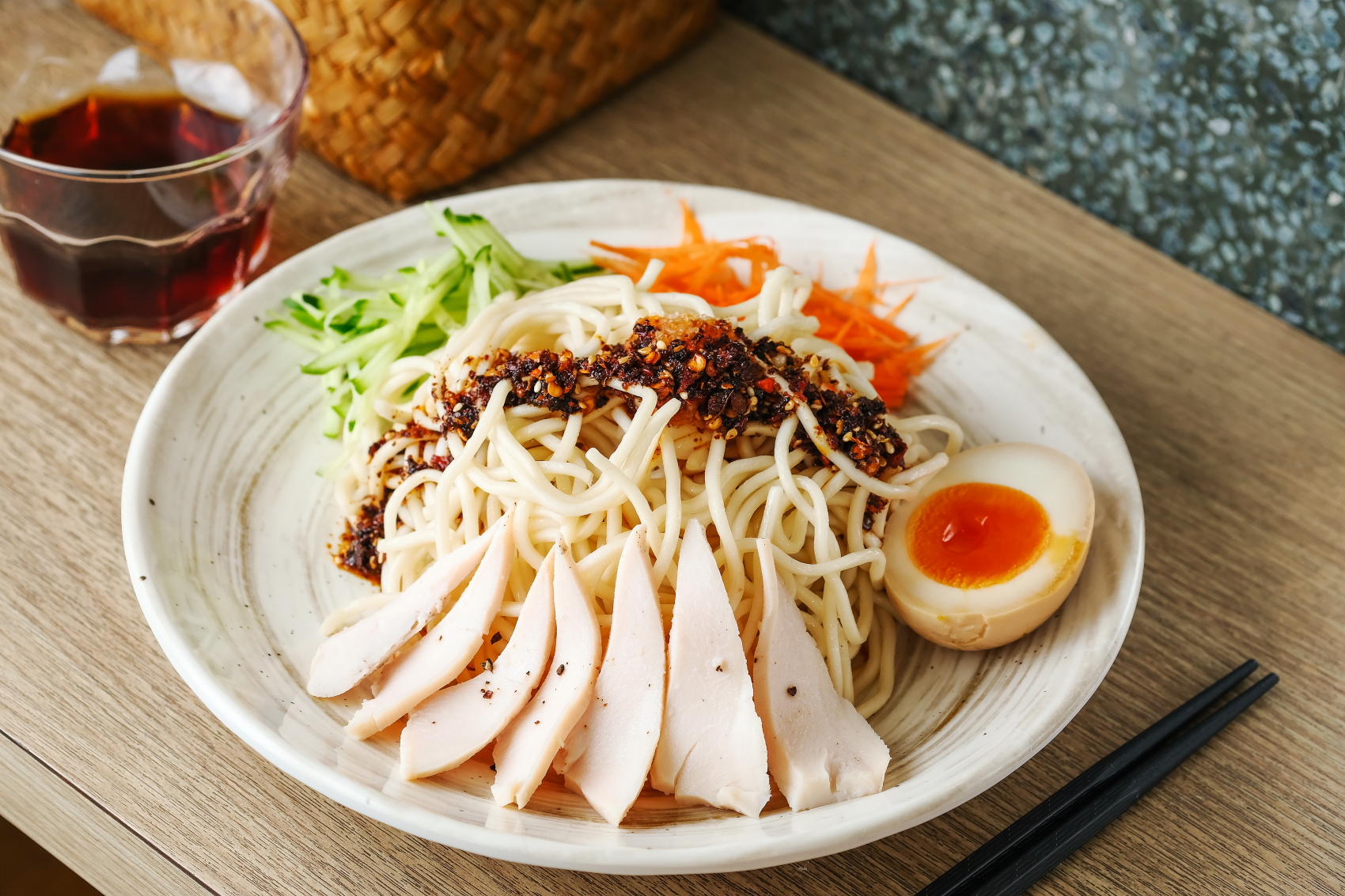 赤峰街有家空間很有質感，麵條與醬料也很有特色的涼麵專賣店「小良絆」。