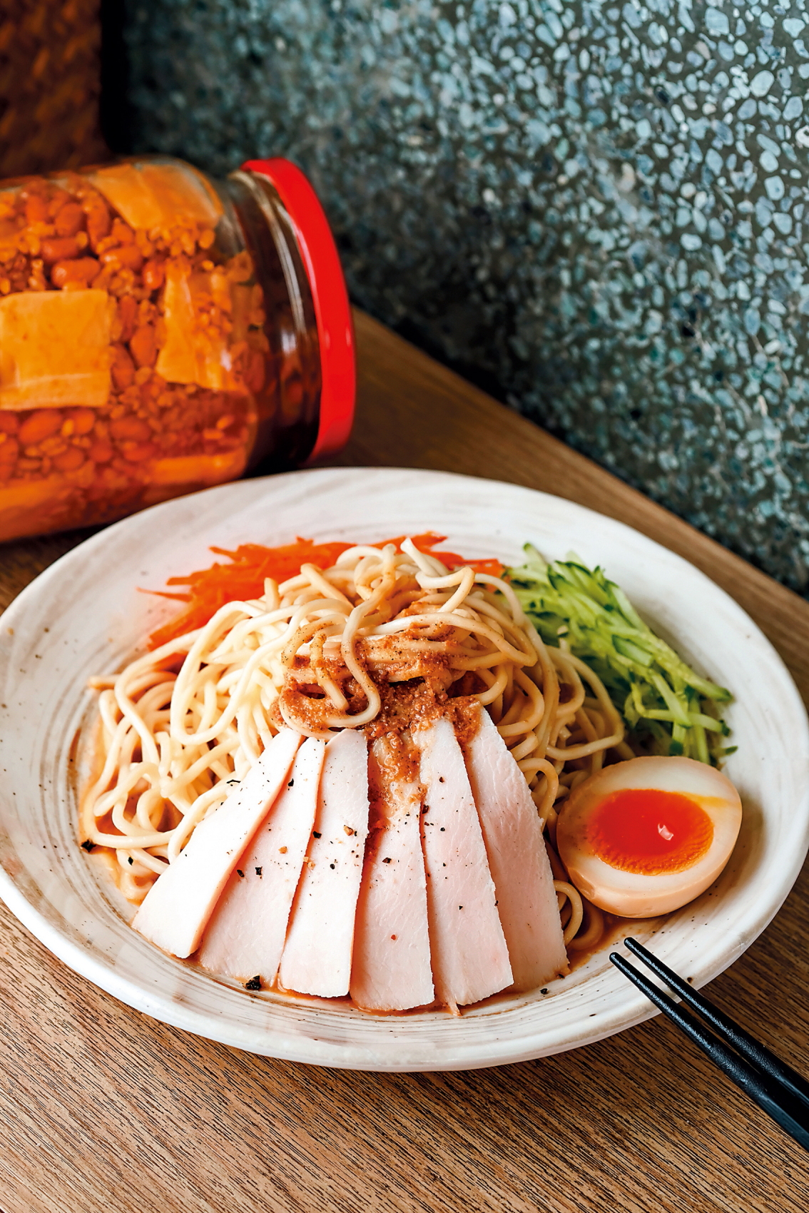 「酒釀豆腐乳」調入胡麻、豆腐乳，口感偏甜，非常激發食欲。（75元／中碗）