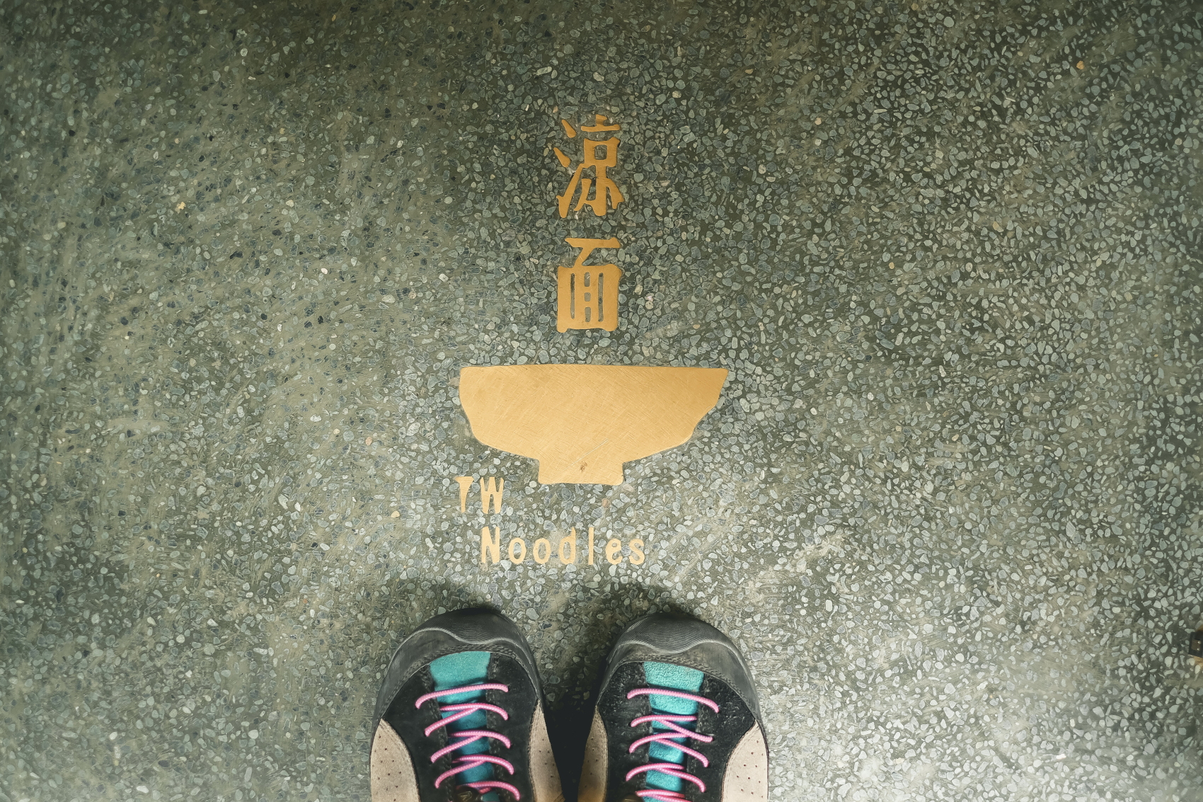 新打造的門口地板，讓小店更有設計感。
