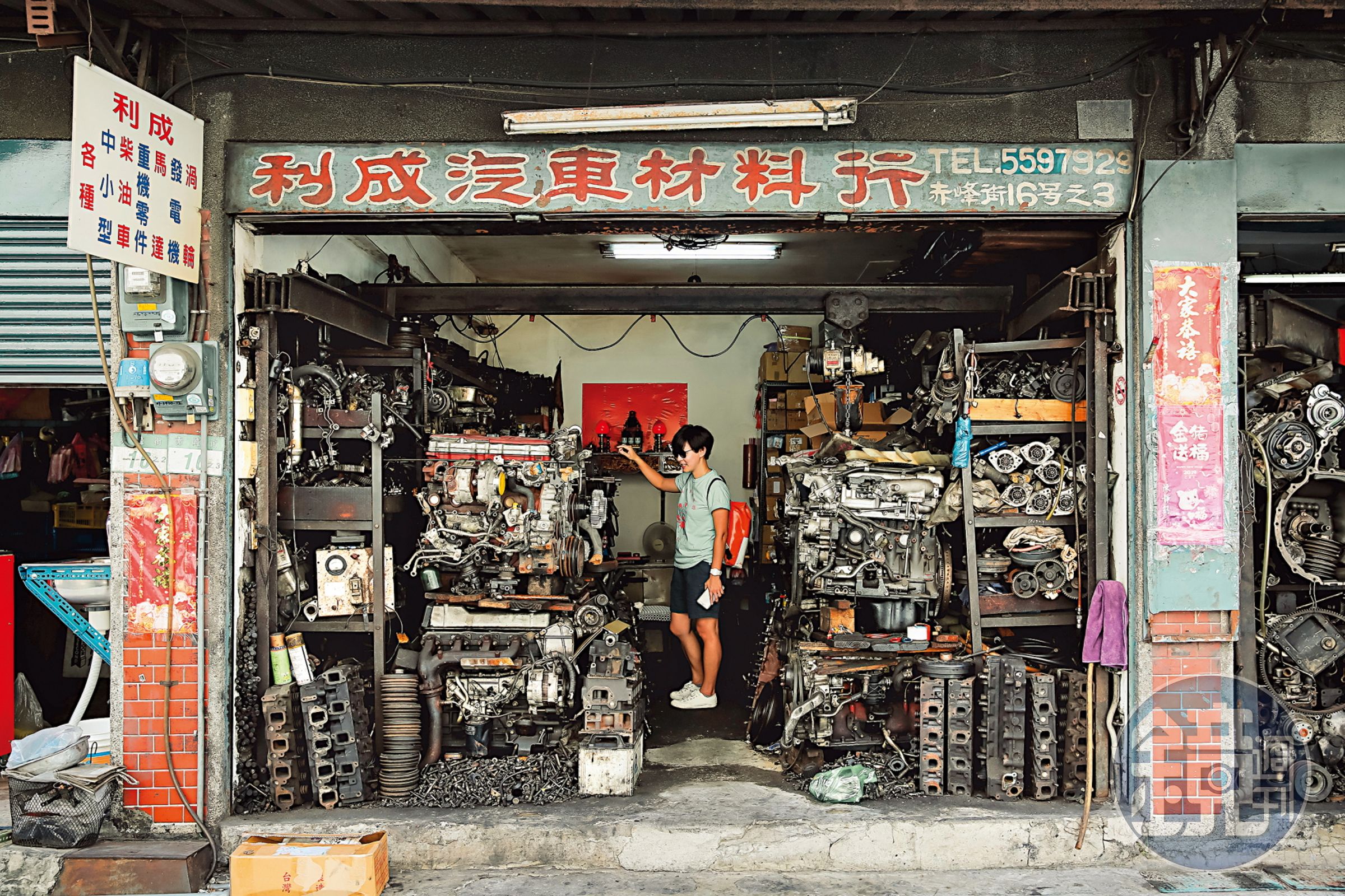在台北越來越少見的二手汽車零件行，已成為赤峰街的獨特景觀。