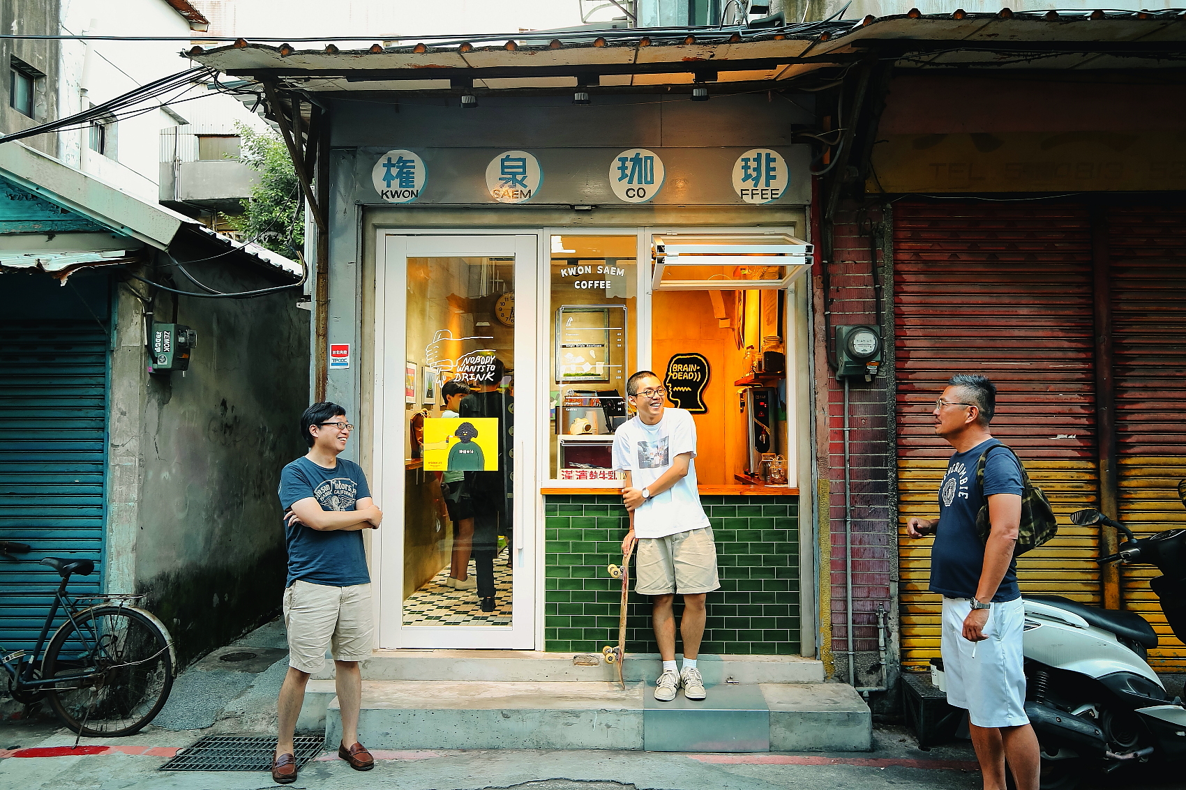 街坊鄰居時常會到權泉喝咖啡與老闆聊天。