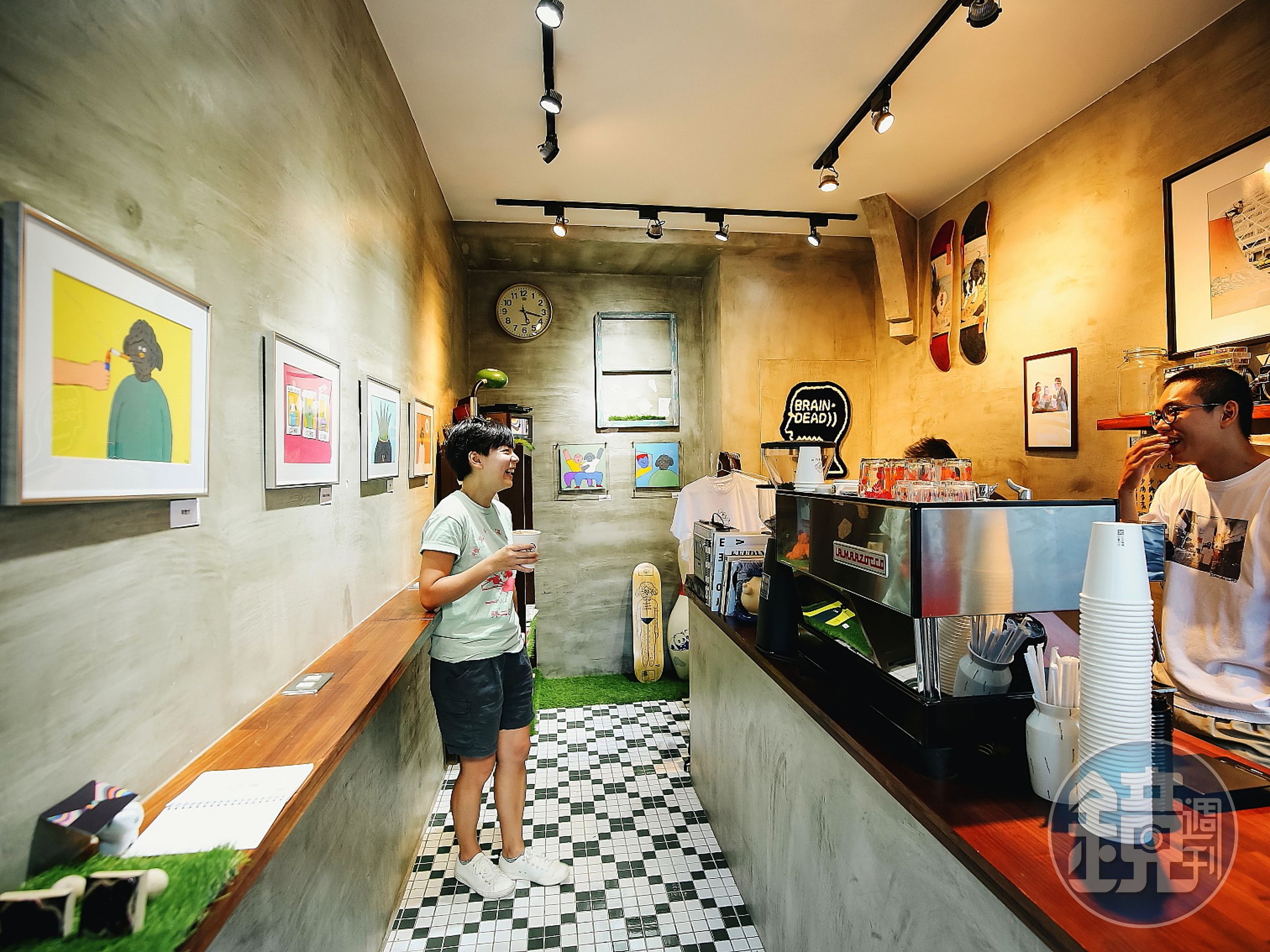 狹長型的咖啡店最早是水電材料行。