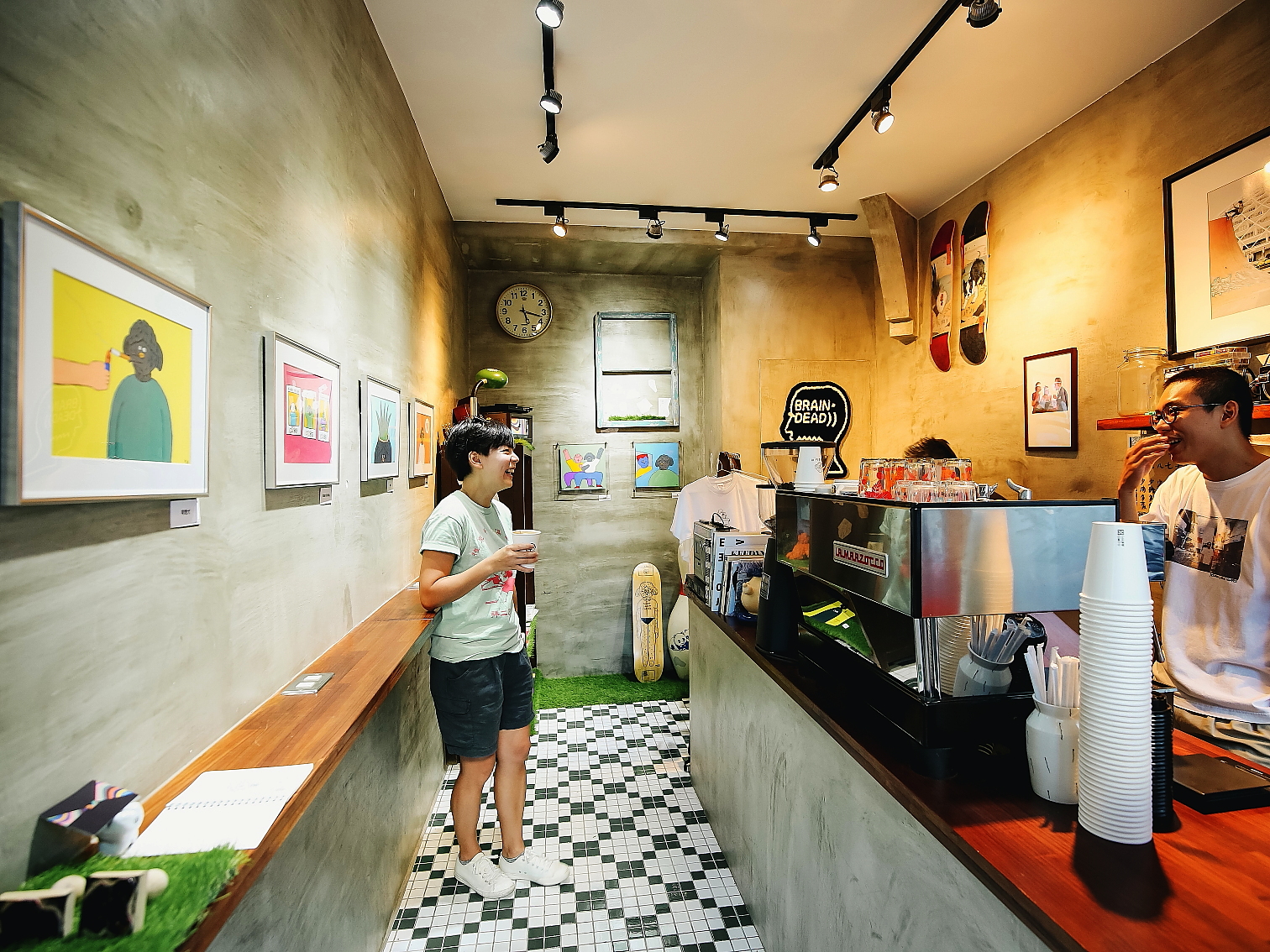 狹長型的咖啡店最早是水電材料行。