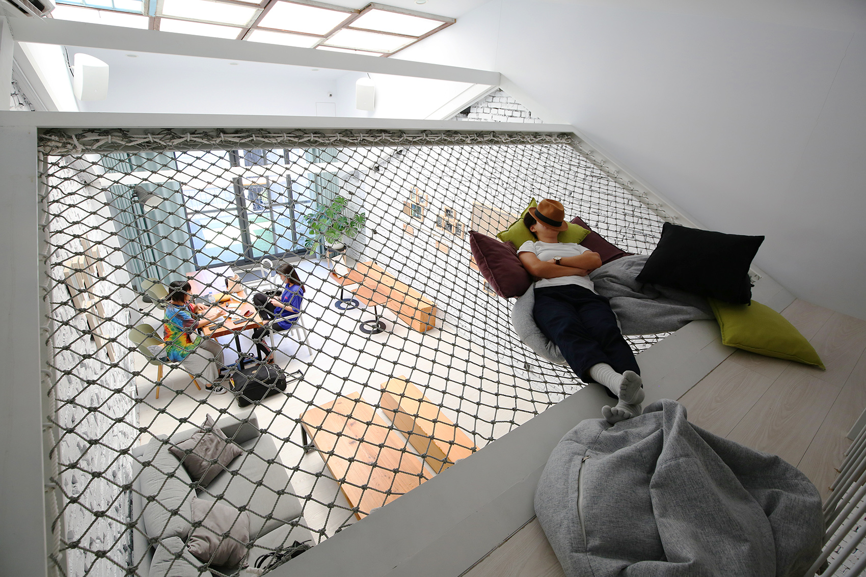 位於4樓公共空間的吊網，就像一張超舒服的大吊床，只要墊個枕頭，就可呼呼大睡，是背包客最喜歡休息之處。